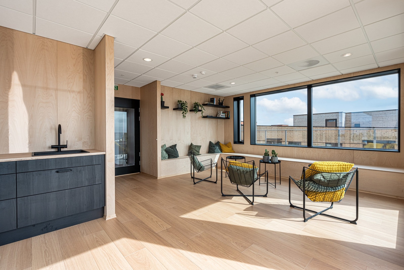 Takstuen inneholder minikjøkken, toalett og bod, og kan benyttes av beboerne i bygg B og C. Galleribilde