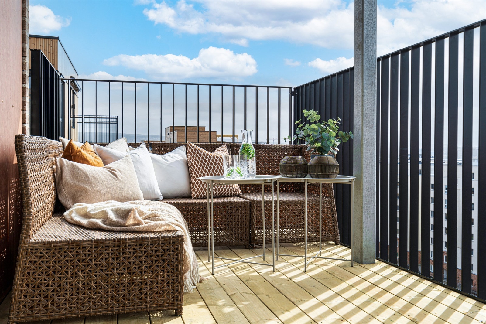 Det er plass for flere sittegrupper på balkongen. Galleribilde