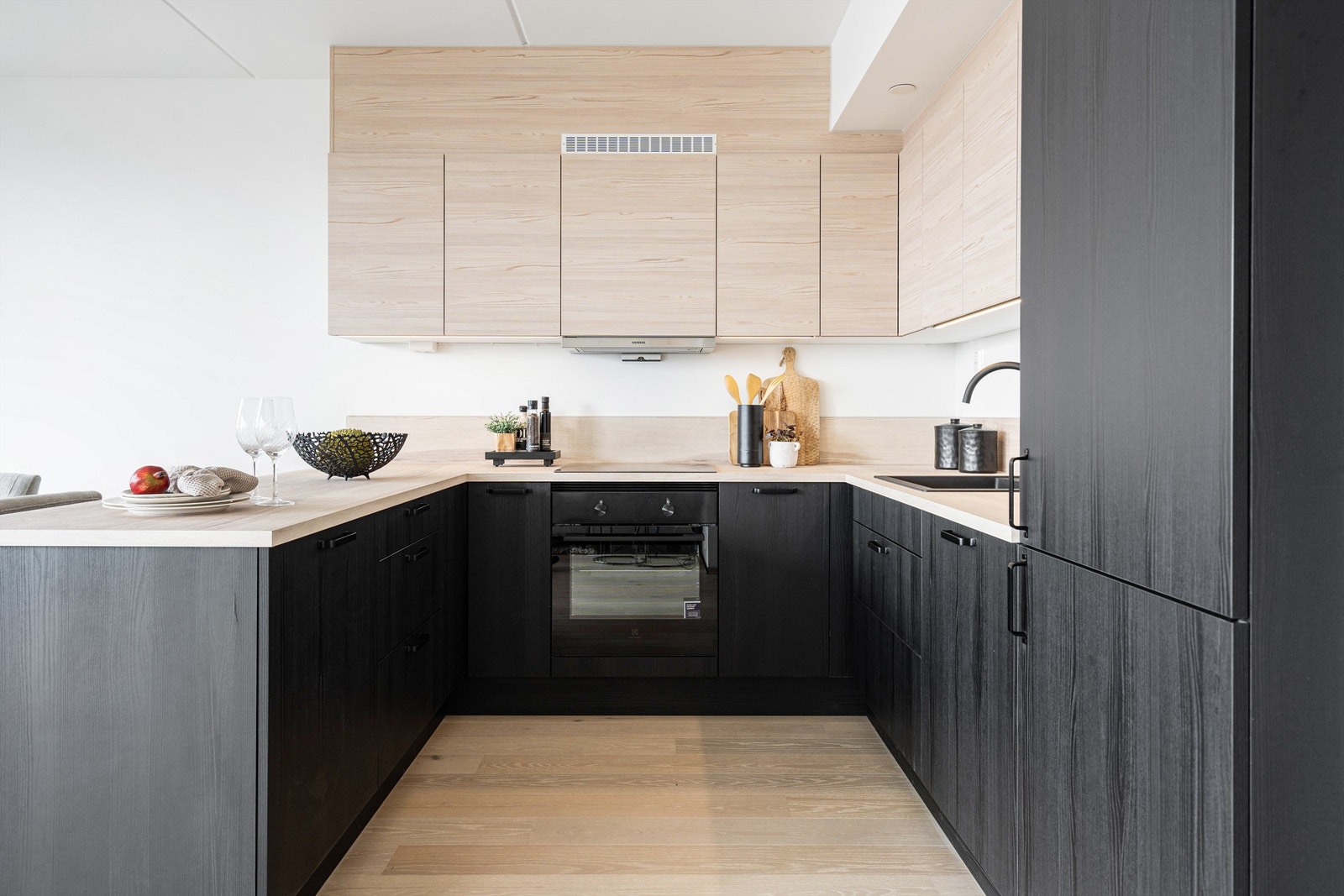 Lekkert HTH-kjøkken med integrerte hvitevarer Galleribilde