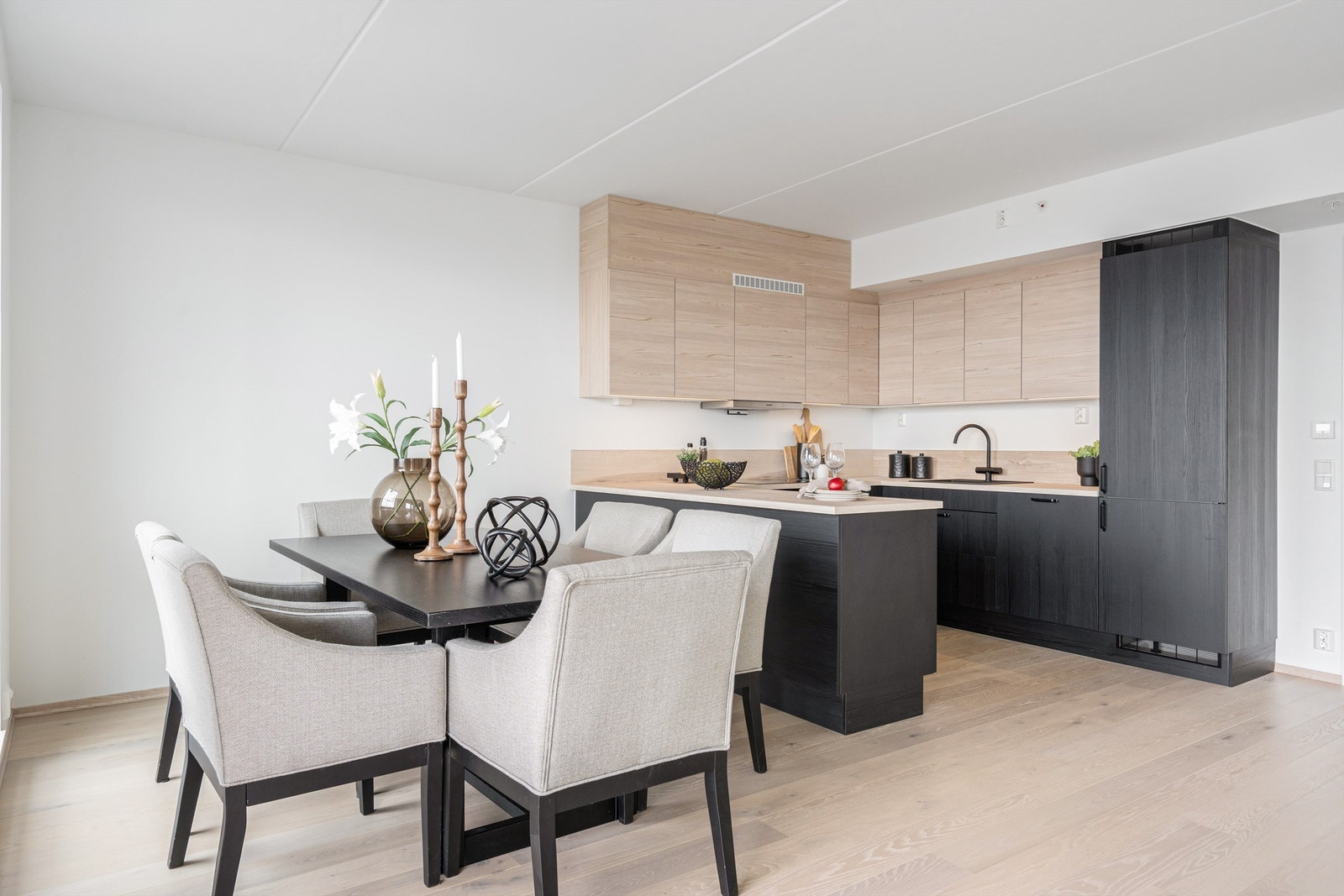 Naturlig plassering for spisebord i tilknytning til kjøkken. Galleribilde