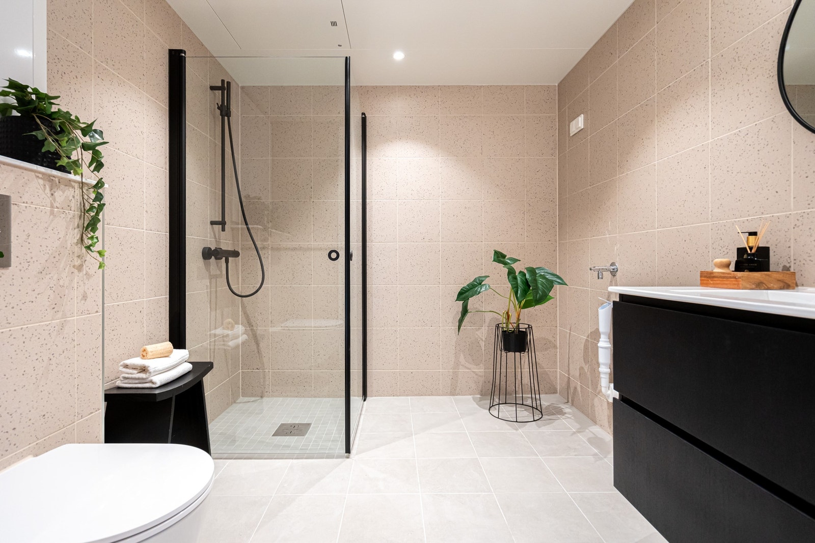 Flislagt bad med stilrent interiør Galleribilde