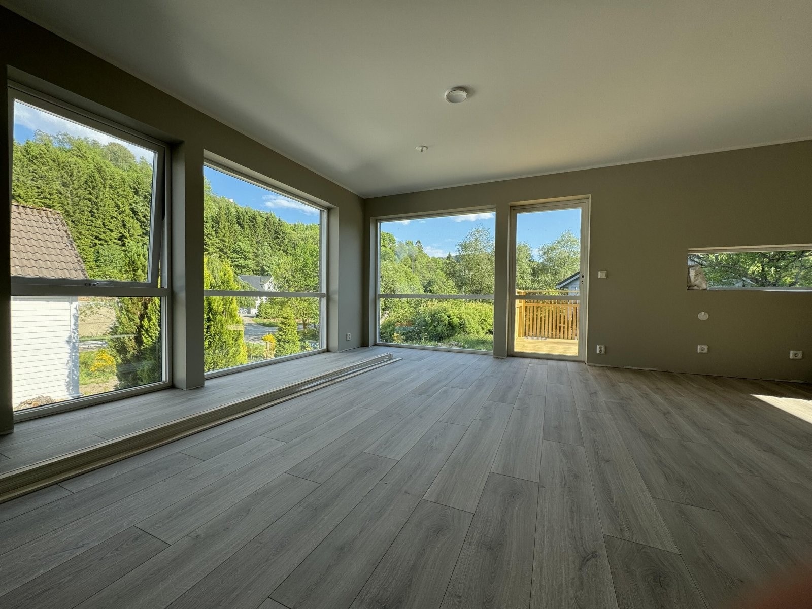 Bilde tatt med mobilkamera 21. mai. Viser stue i 41a. Galleribilde