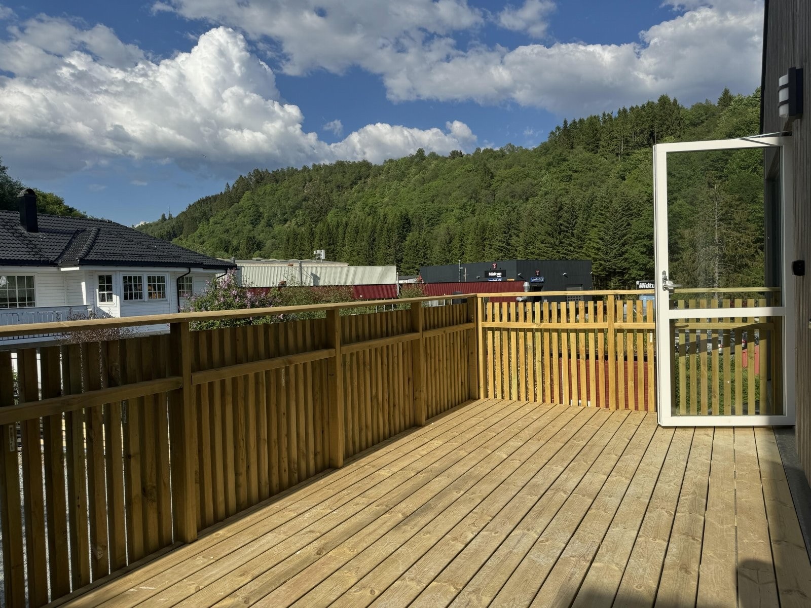 Bilde tatt med mobilkamera 21. mai. Viser terrasse og deler av utsikt til nr 41b. Galleribilde