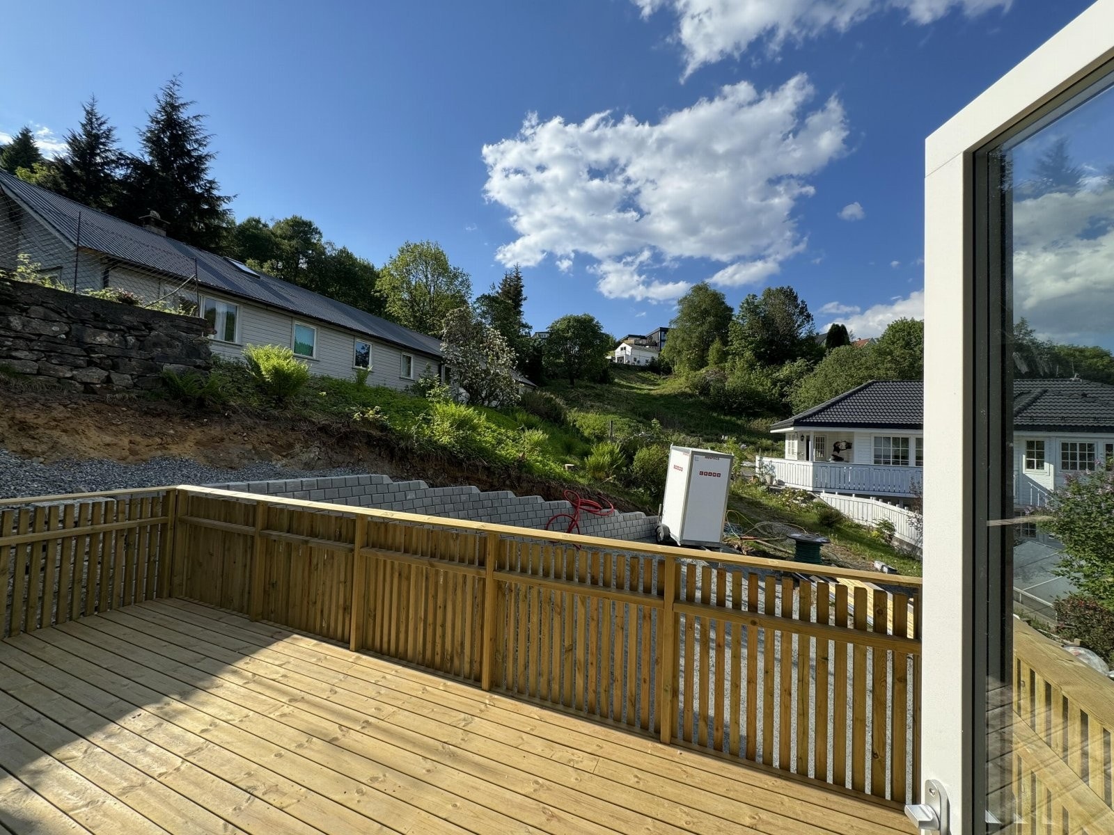 Bilde tatt med mobilkamera 21. mai. Viser deler av utsikt samt terrasse tilhørende 41b. Galleribilde