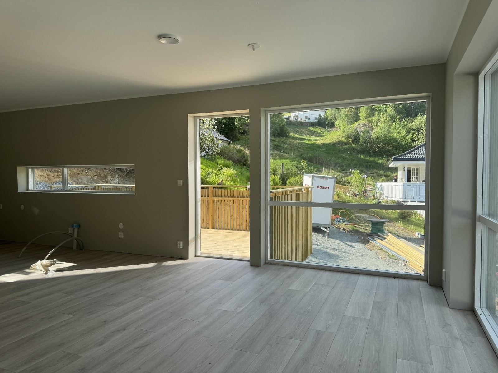 Bilde tatt med mobilkamera 21. mai. Viser stue mot kjøkken i 41b. Galleribilde