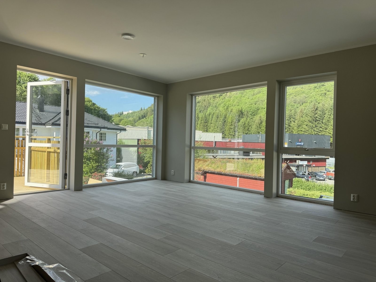 Bilde tatt med mobilkamera 21. mai. Viser deler av stue i 41b. Galleribilde