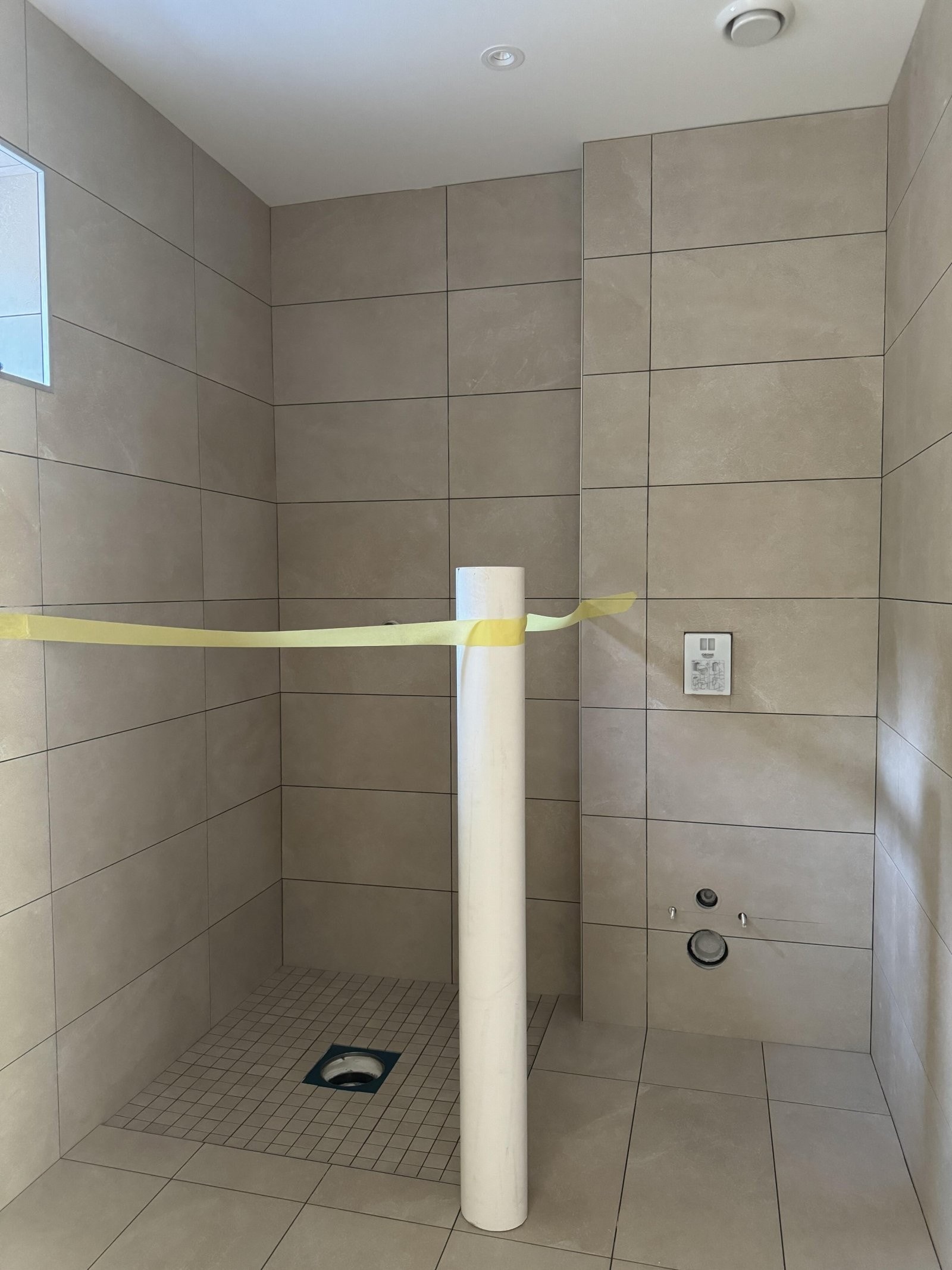 Bilde tatt med mobilkamera 21. mai. Viser lekker standardflis som leveres på begge bad. Galleribilde