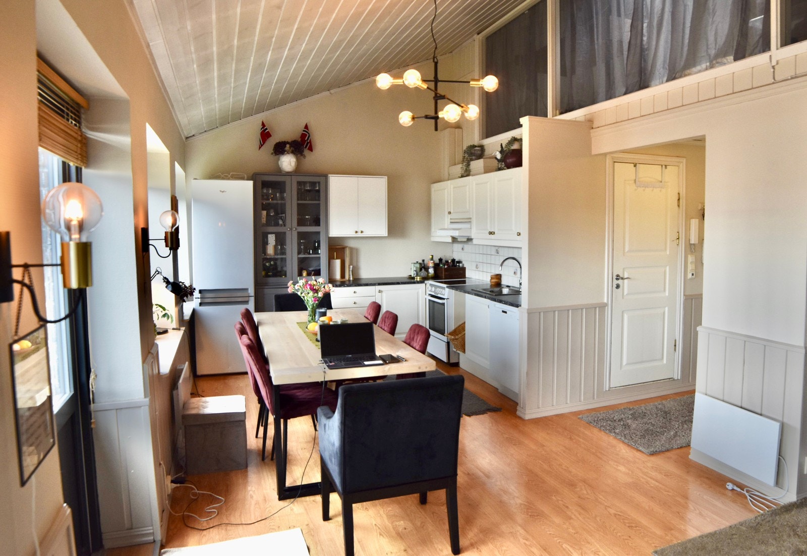 Kjøkken med spiseplass Galleribilde