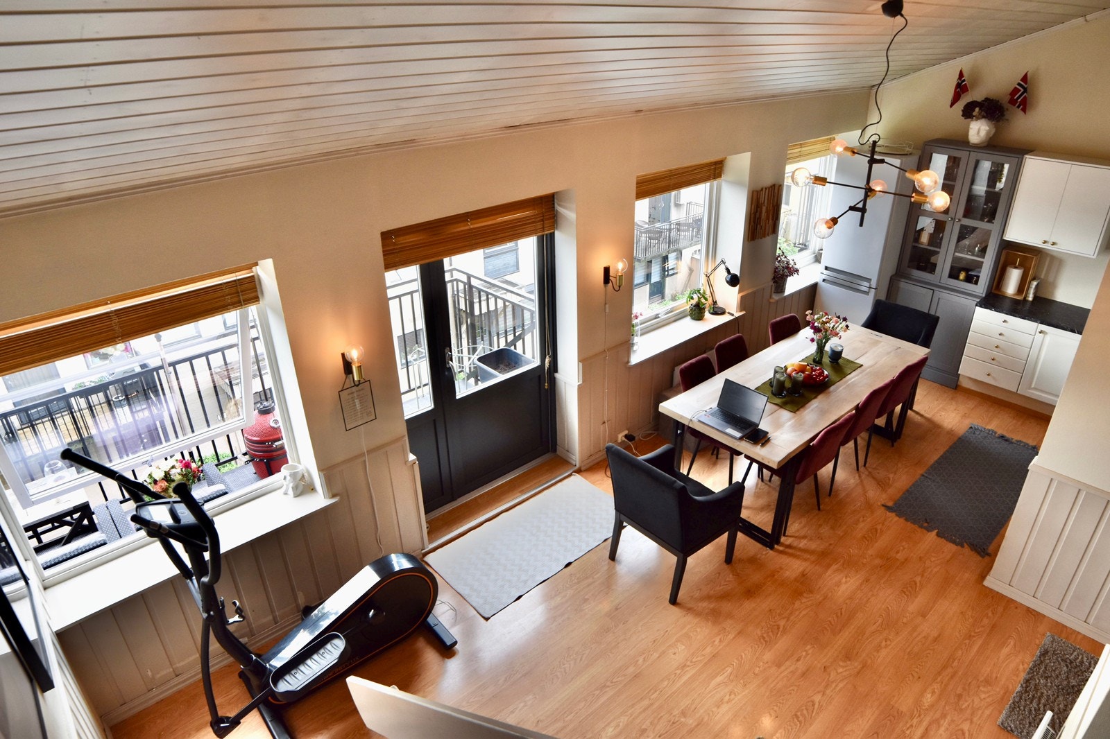 Utsikt fra øverst i trappen til hems Galleribilde