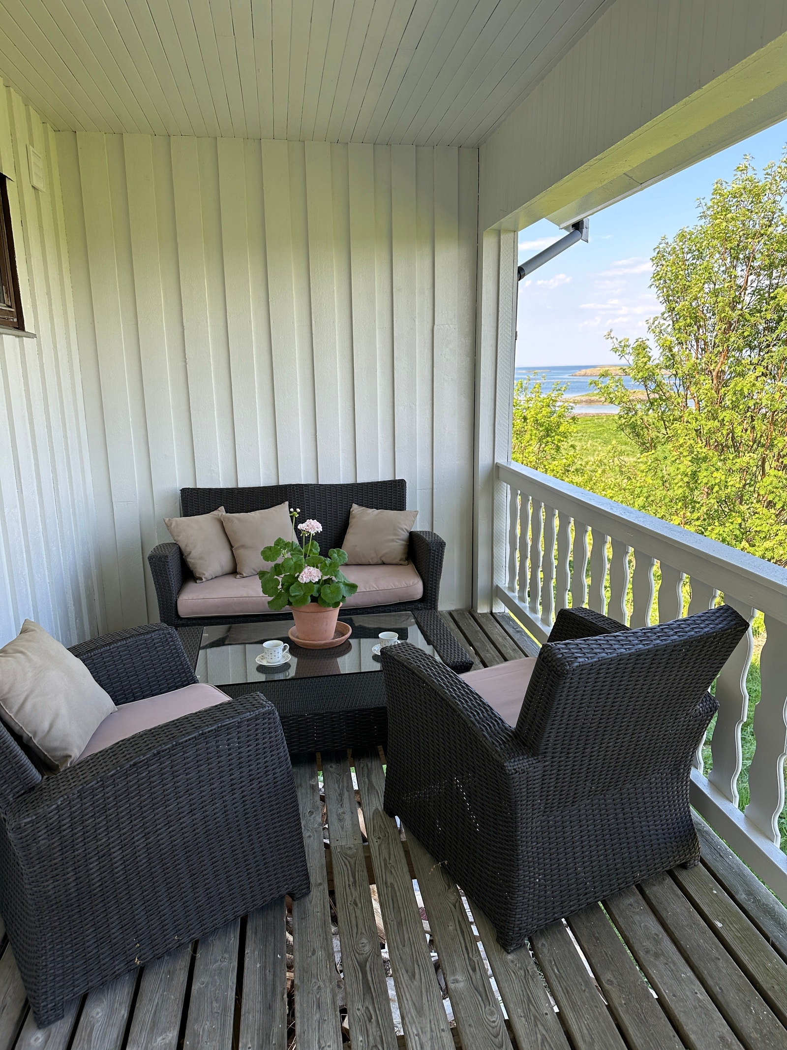 østvendt terrasse, perfekt til morgenkaffen. Er også en støpt platt på øst og sørsiden av boligen Galleribilde
