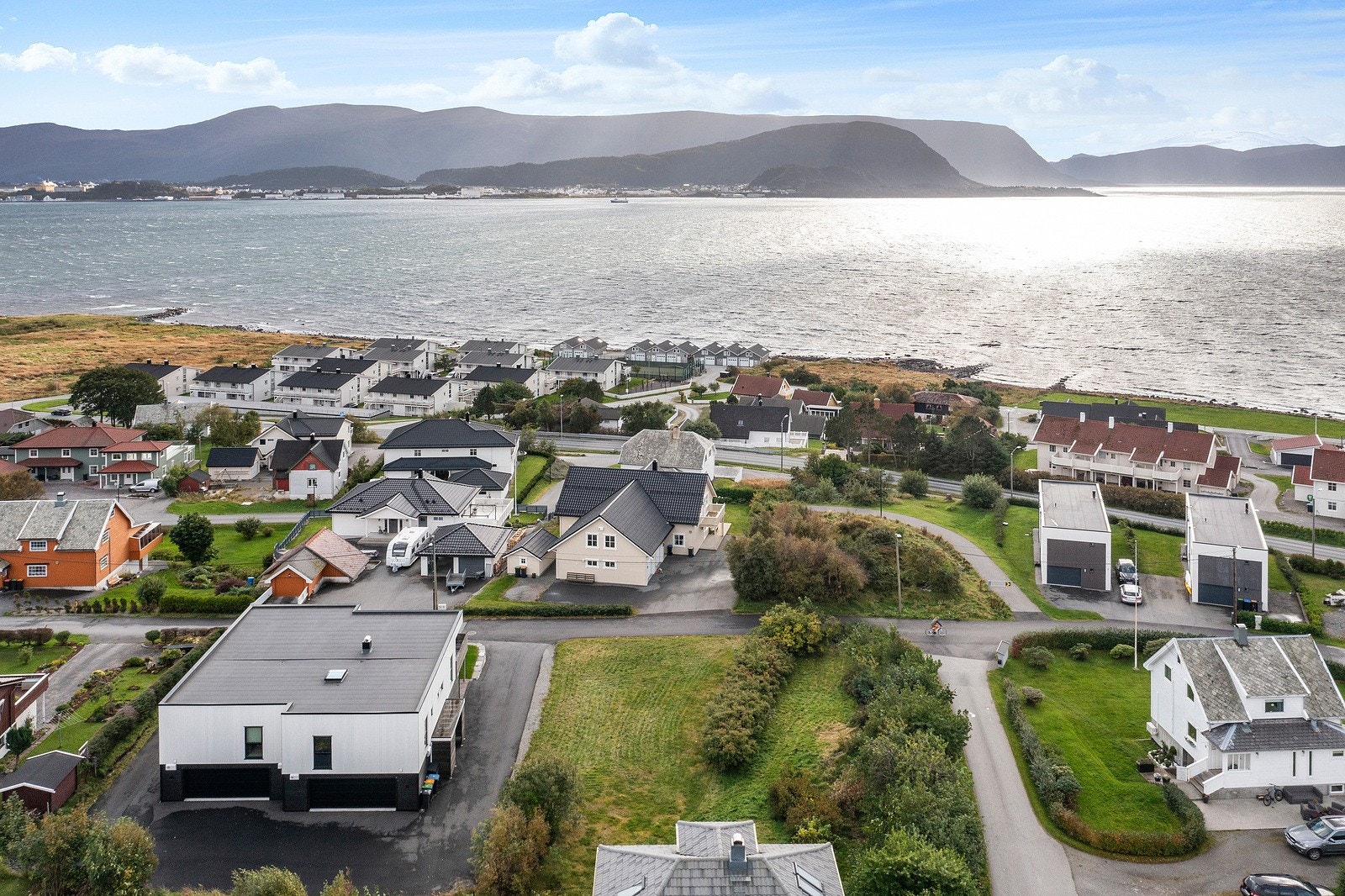 Eiendommen det skal bygges på ligger midt i bildet. Galleribilde