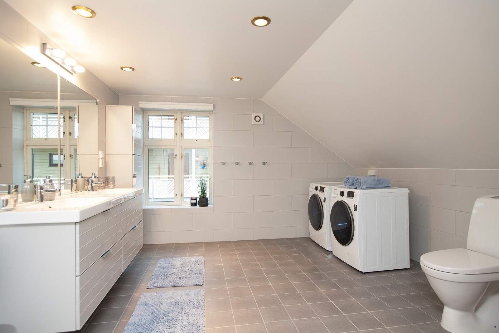 Bad 2 av 2. Har to kombinerte vaskemaskiner/tørketromler Galleribilde