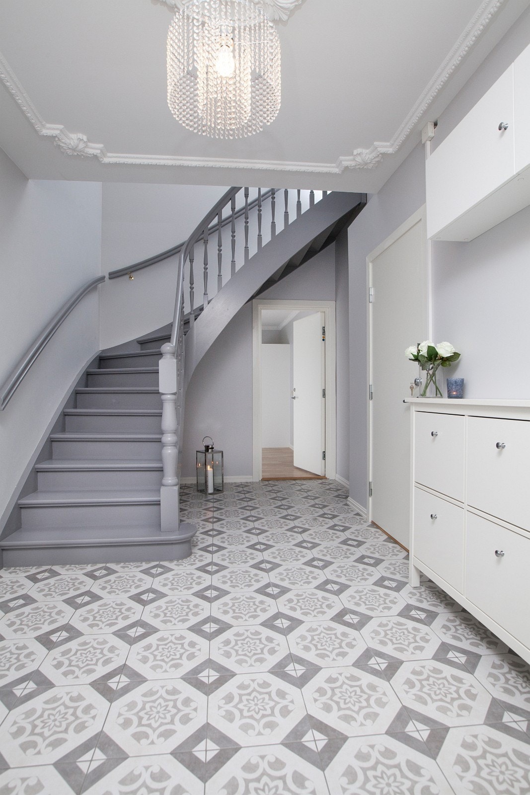 Lekker og romslig hall i 1 etasje Galleribilde