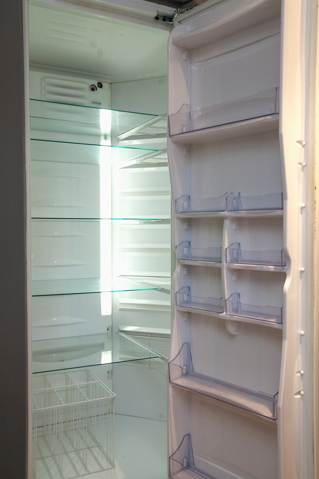 Kjøkken har ekstra stort kjøleskap Galleribilde