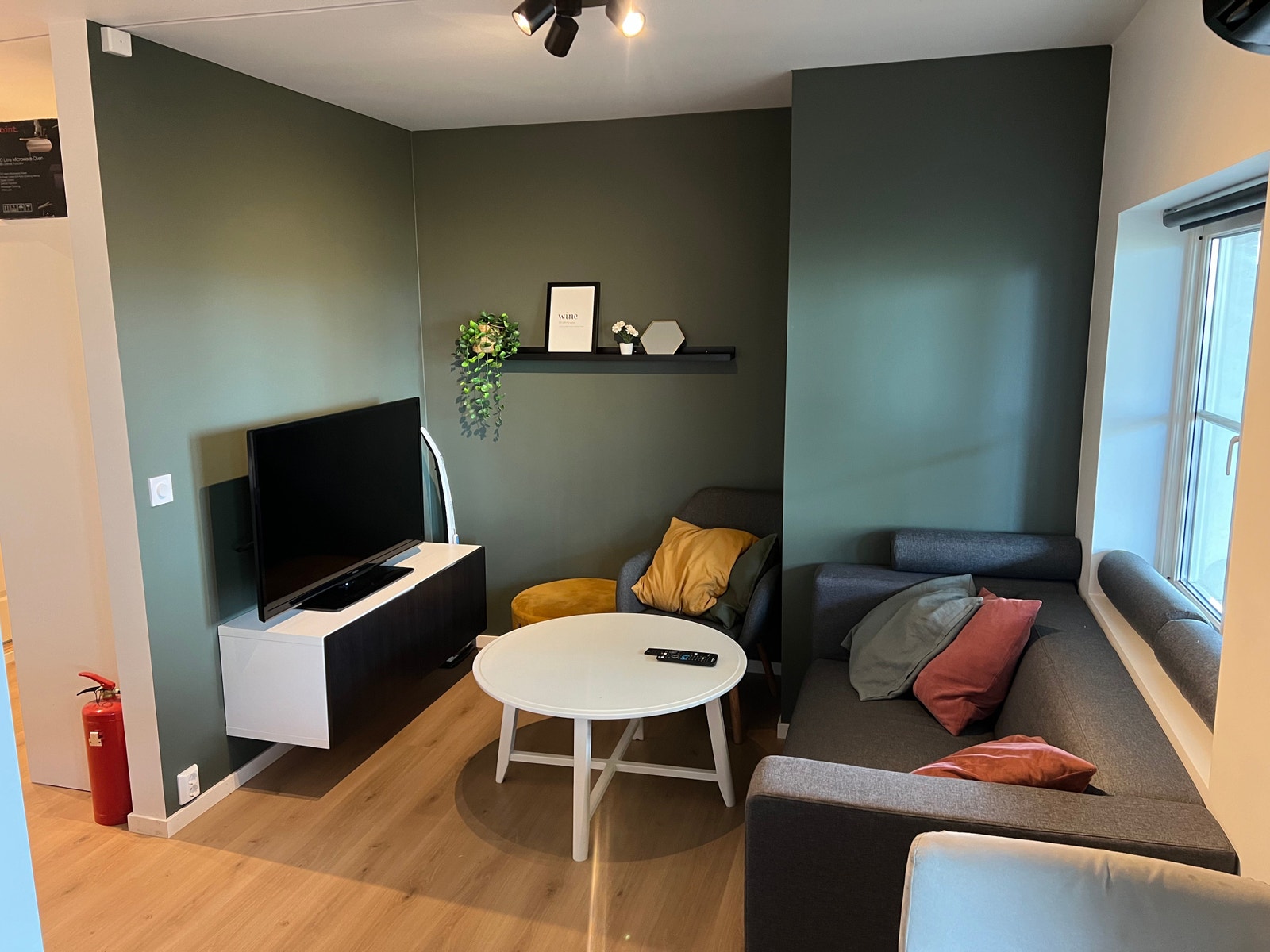 Møblert stue: Sofa, TV, bord og puff Galleribilde