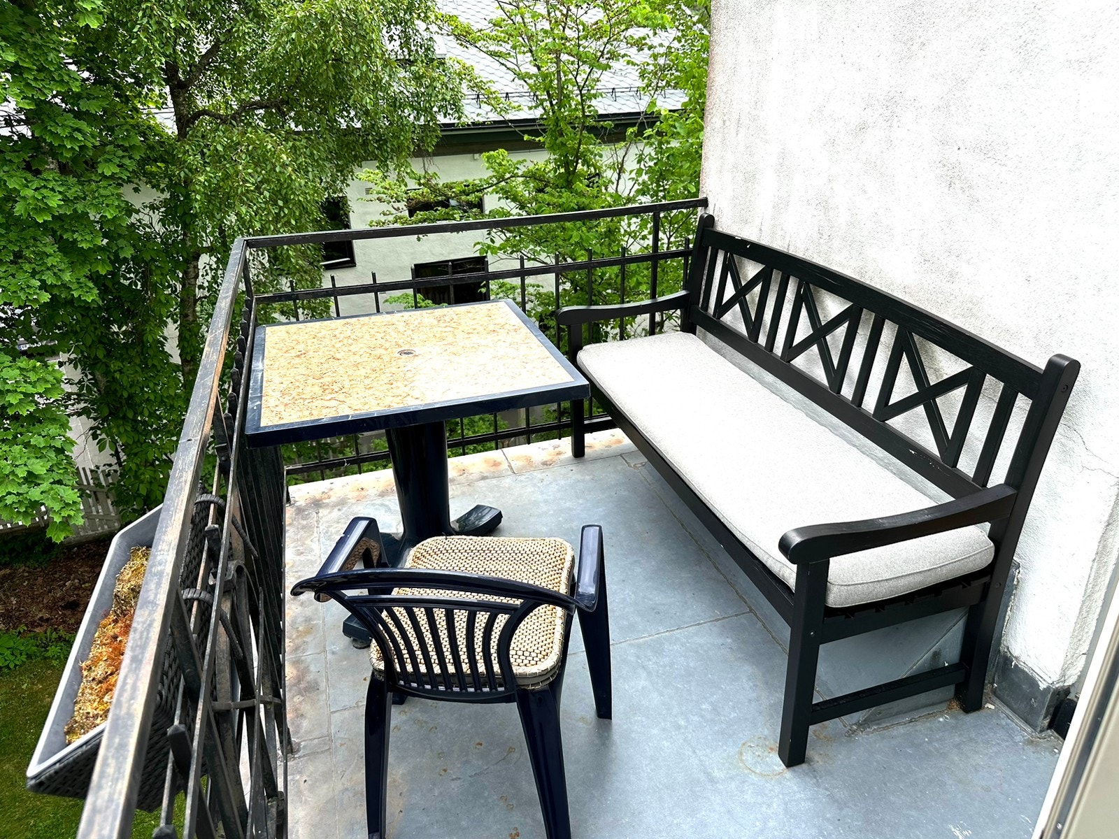 Østvendt balkong med morgen og -formiddagssol. Galleribilde