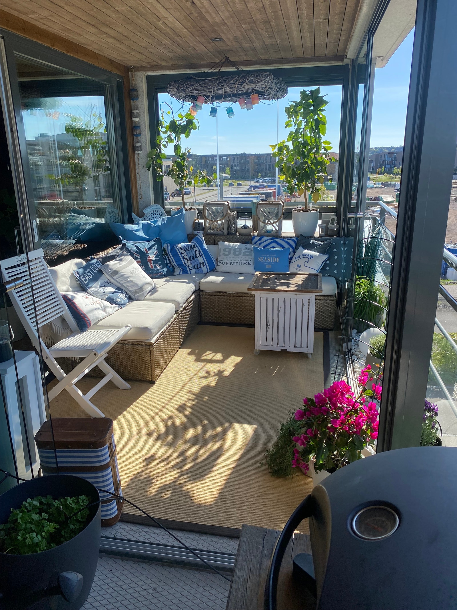 Møblert veranda mot syd Galleribilde