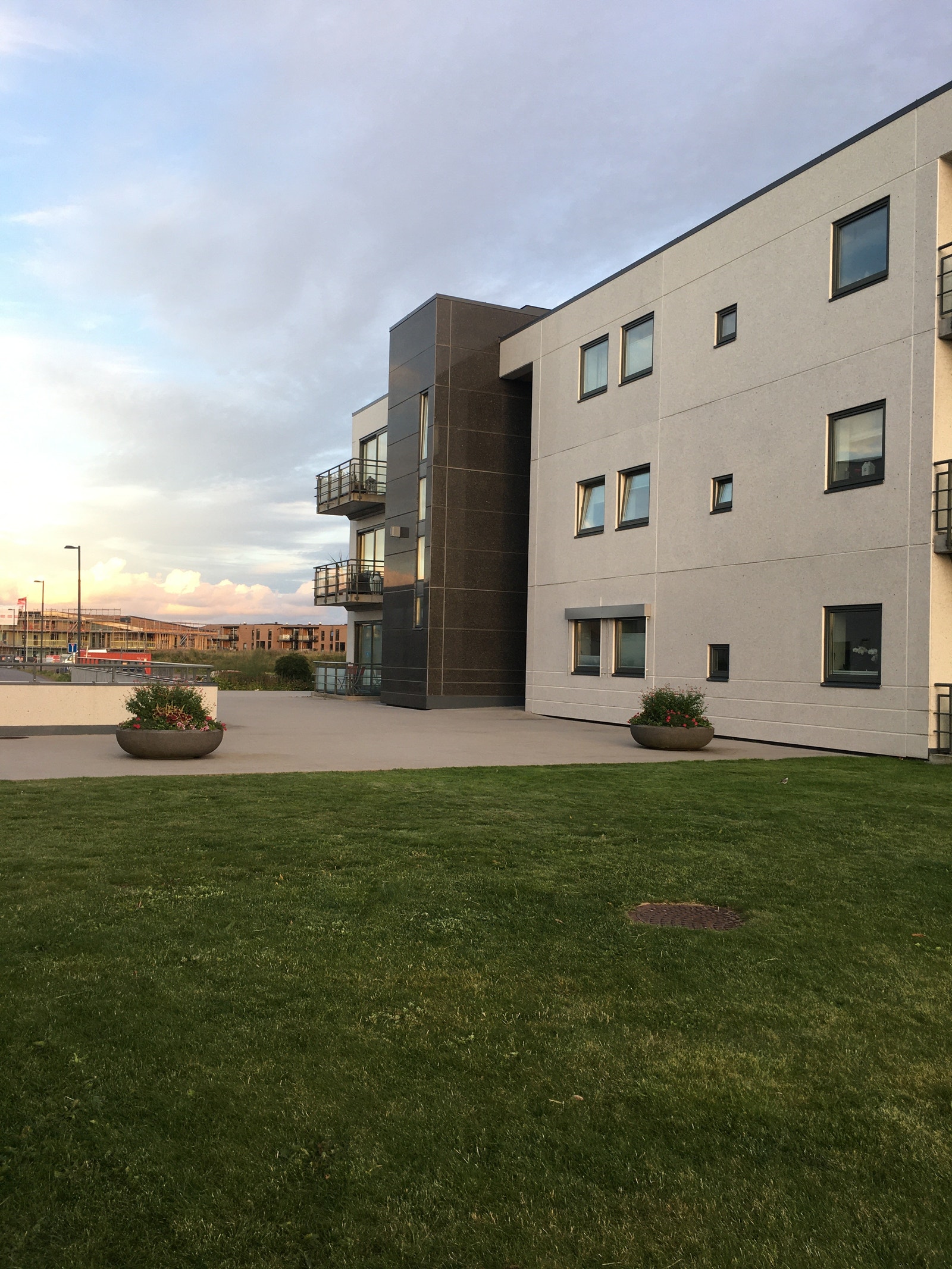 Fasade med inngangsparti. Enkel adkomst med rullestol. Galleribilde