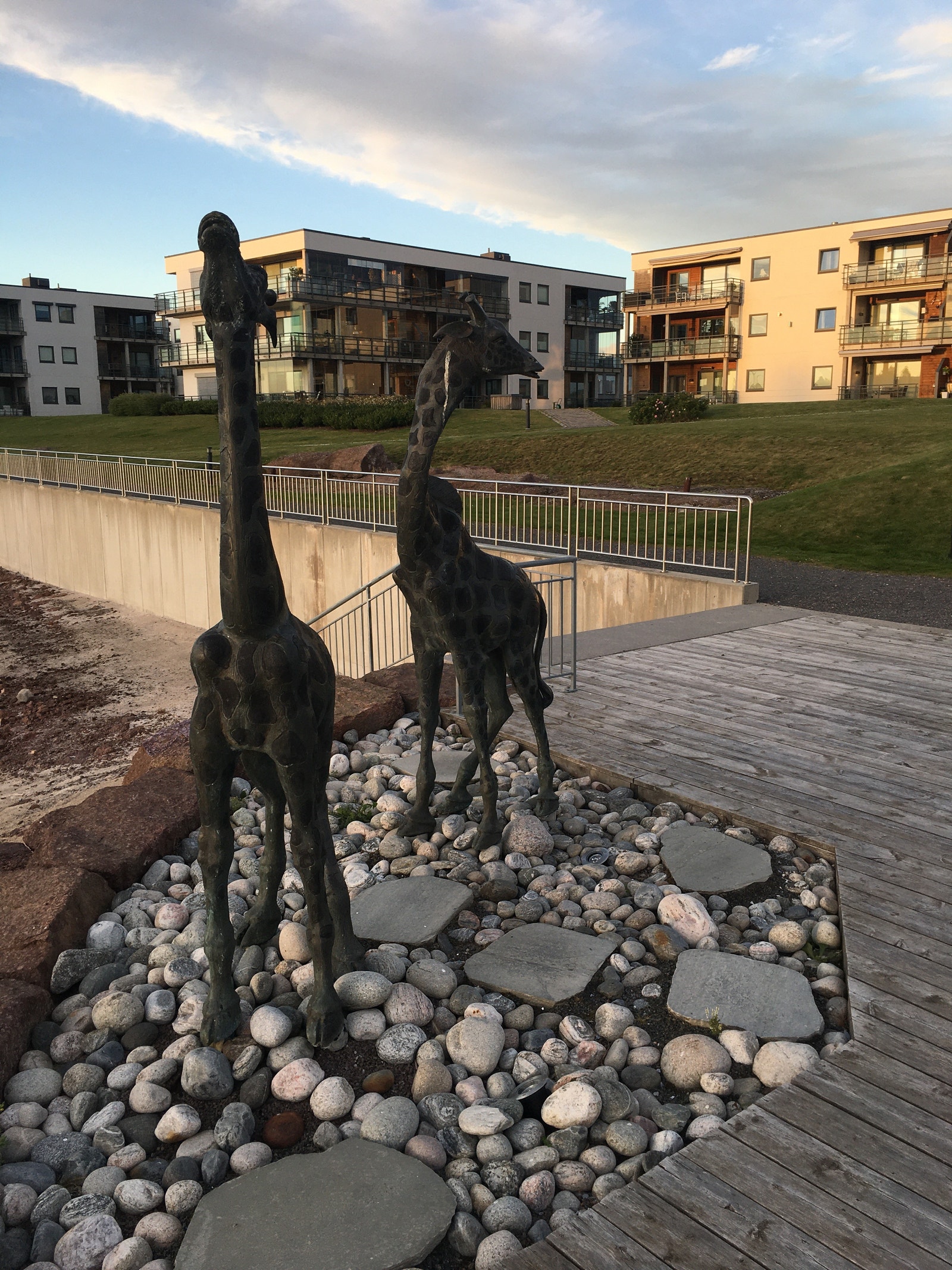 Leiligheten ligger øverst til høyre i bygningen rett bak giraffene Galleribilde