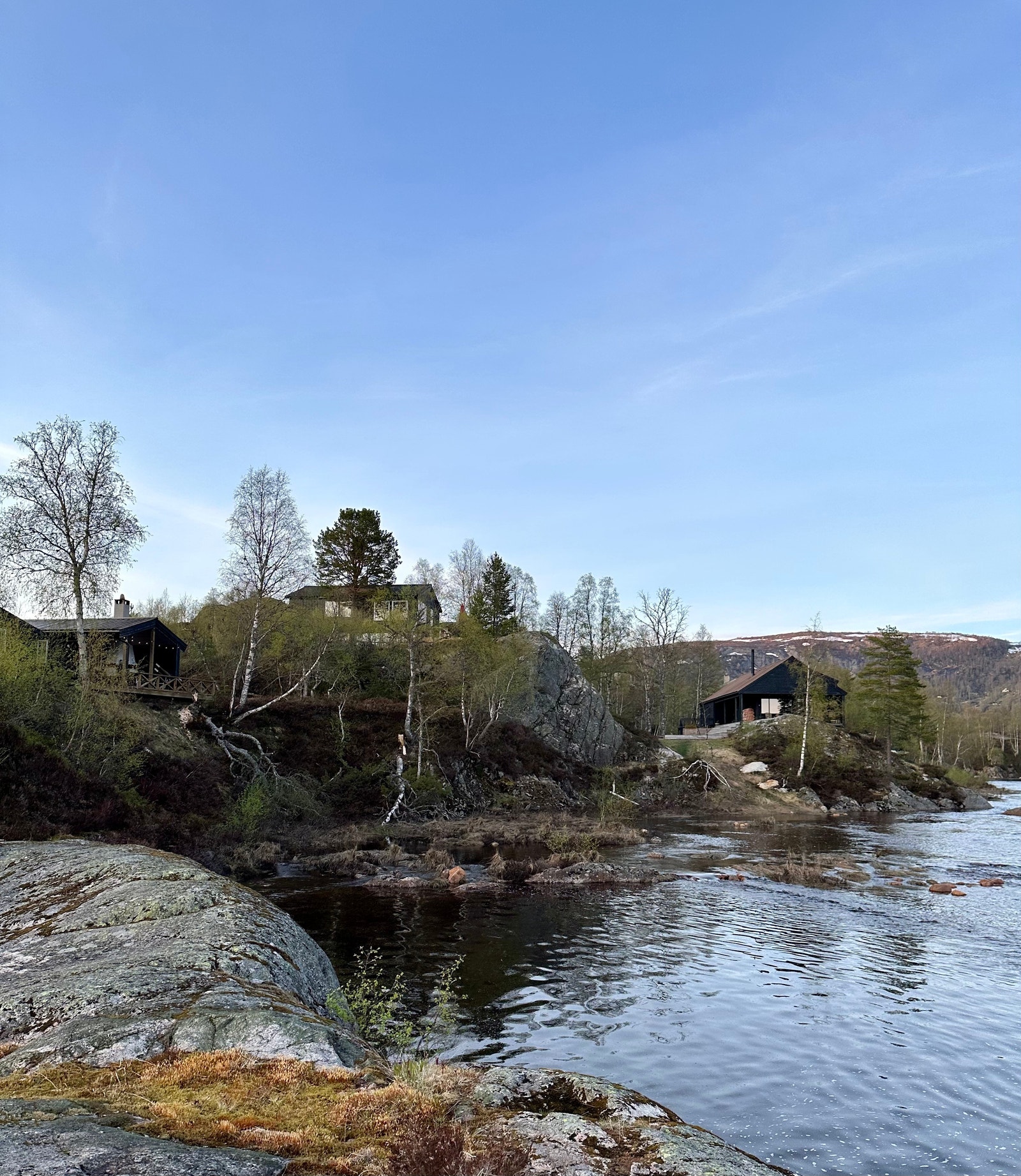 Hytta ligger på toppen av knausen Galleribilde