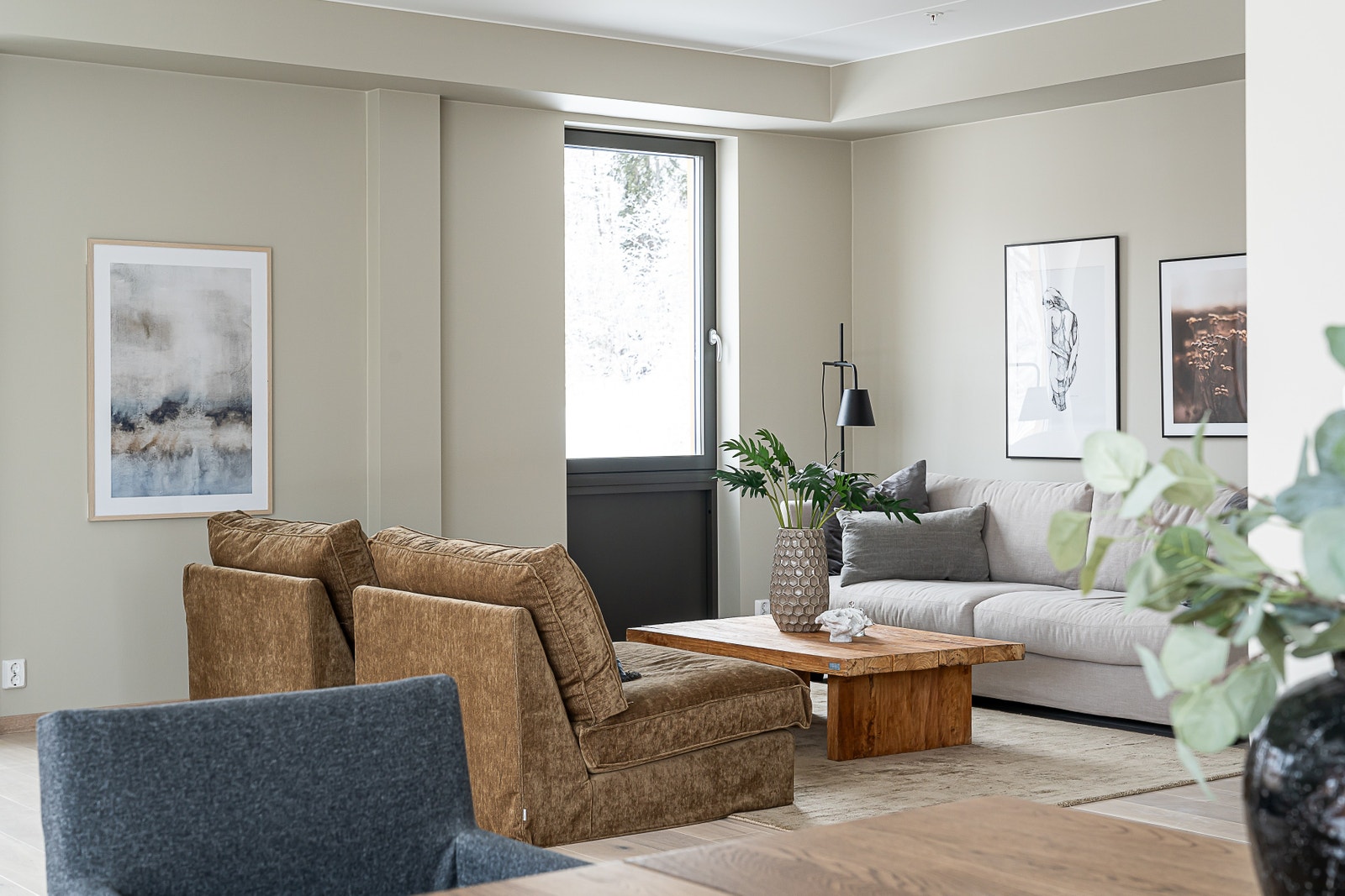 Plass for flere sosiale soner og sittegrupper i stue/kjøkken Galleribilde