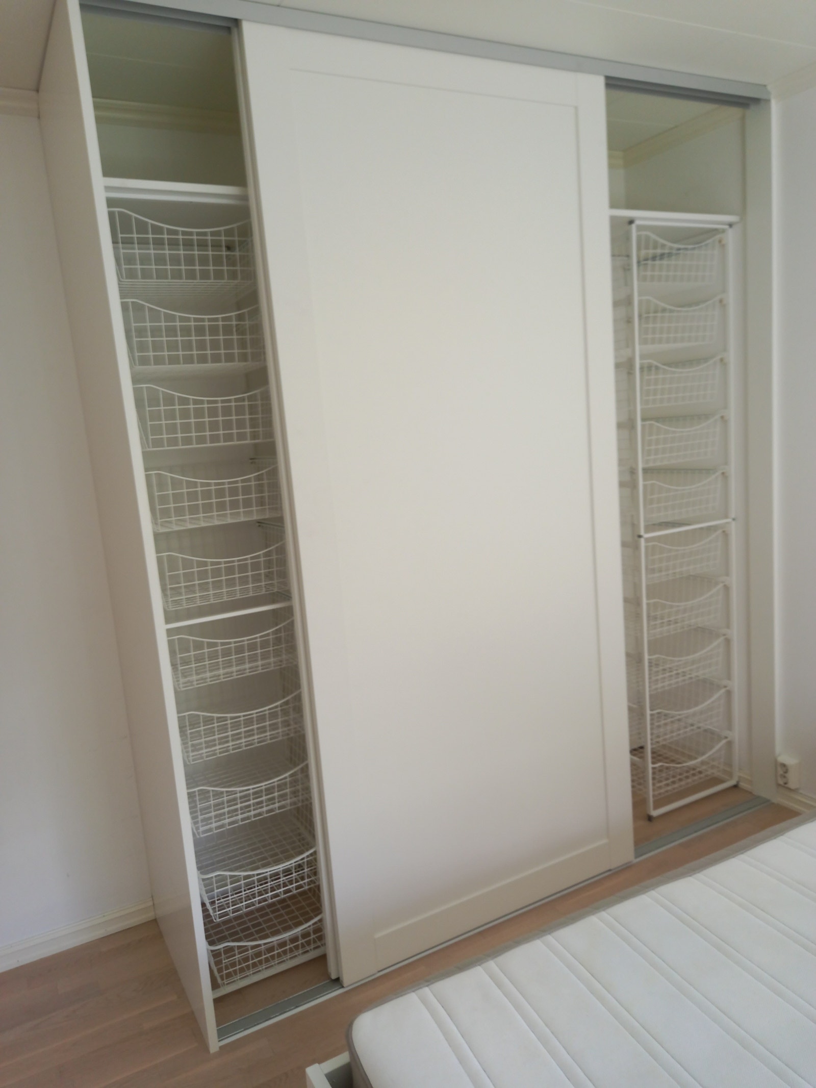 Store sov med mye skap plass Galleribilde