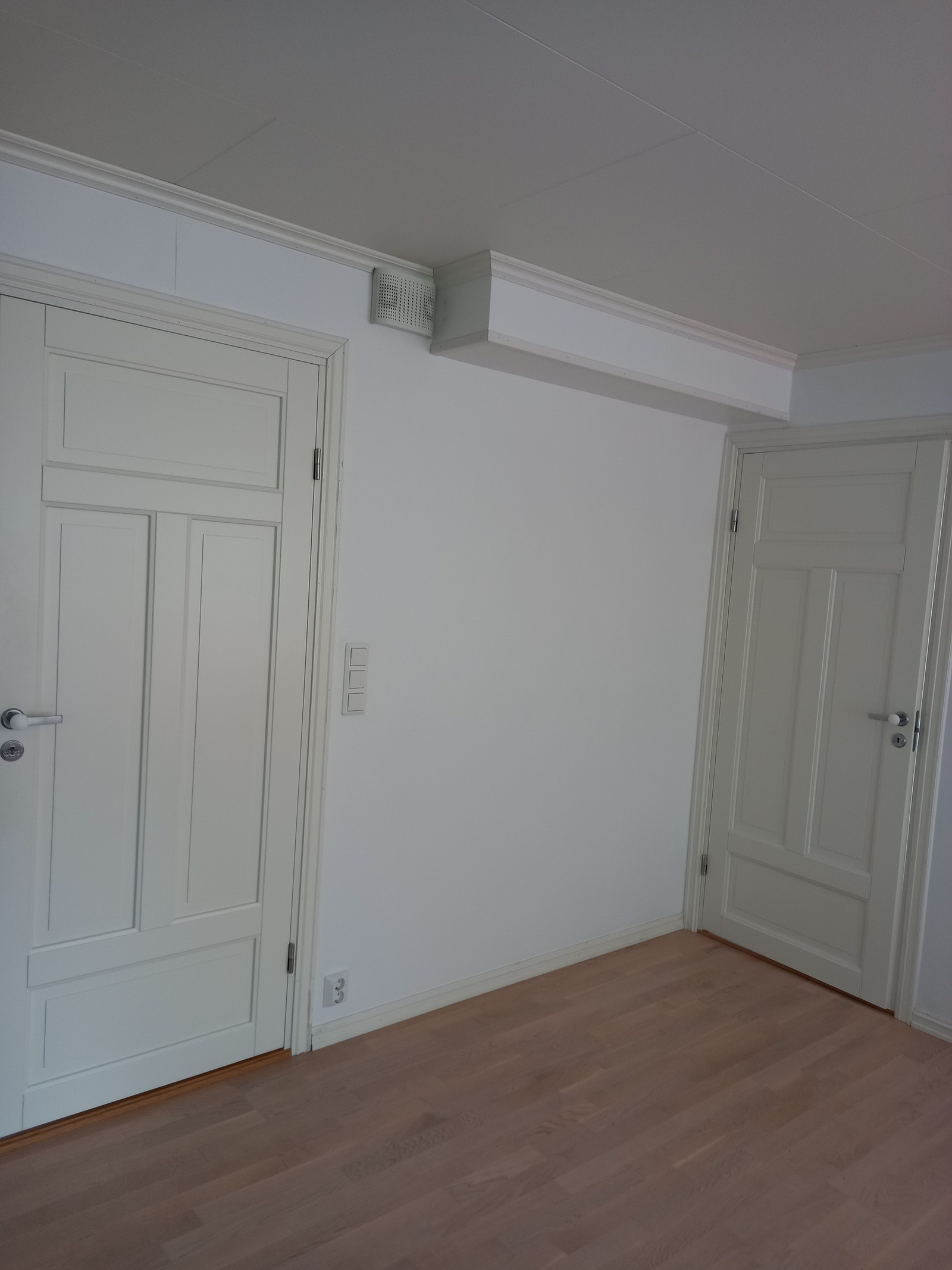 Entredør ( venstre) og stort sovdør ( høyre) sett fra stuen Galleribilde