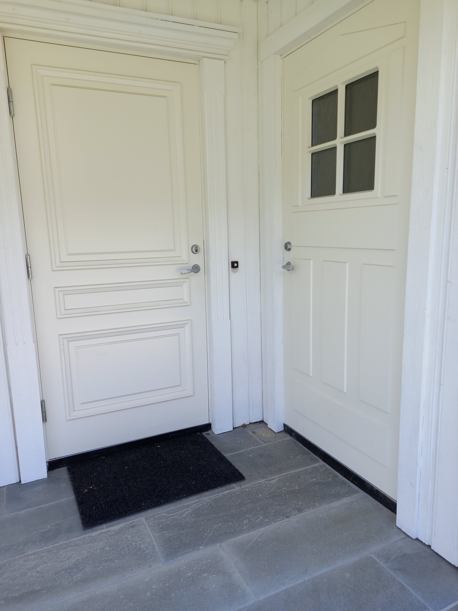 Inngangsdør og liten utvendig bod Galleribilde