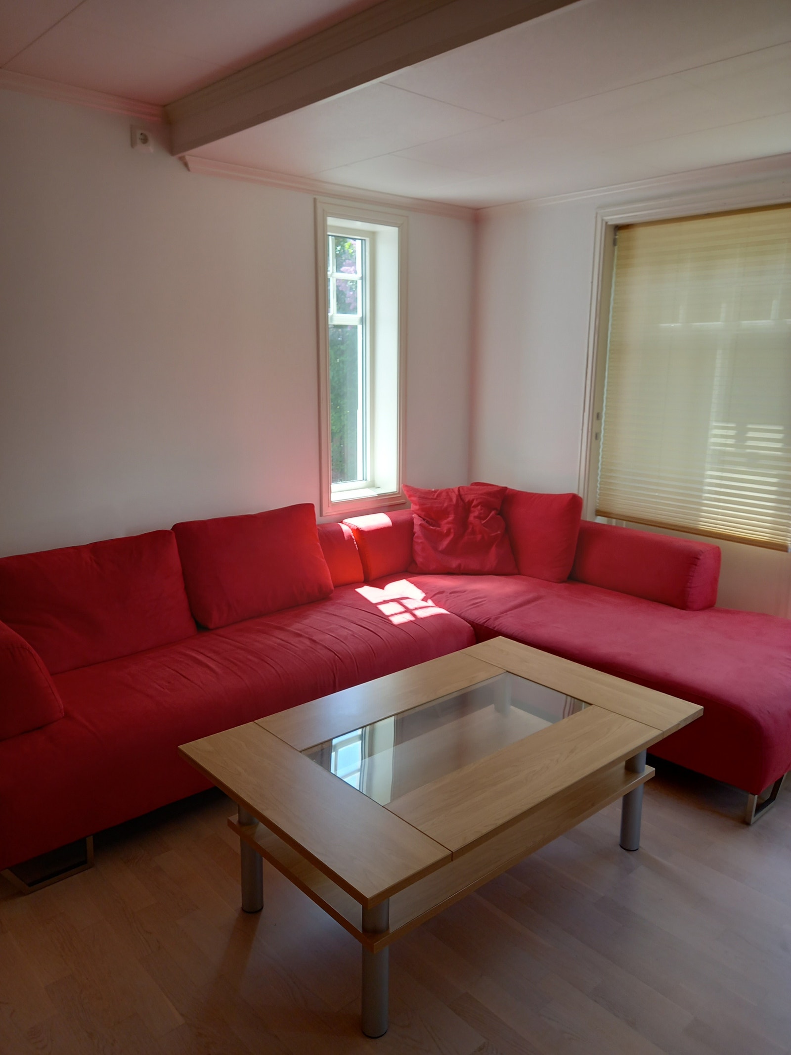 Sofahjørnet og utgang til uteområdet Galleribilde