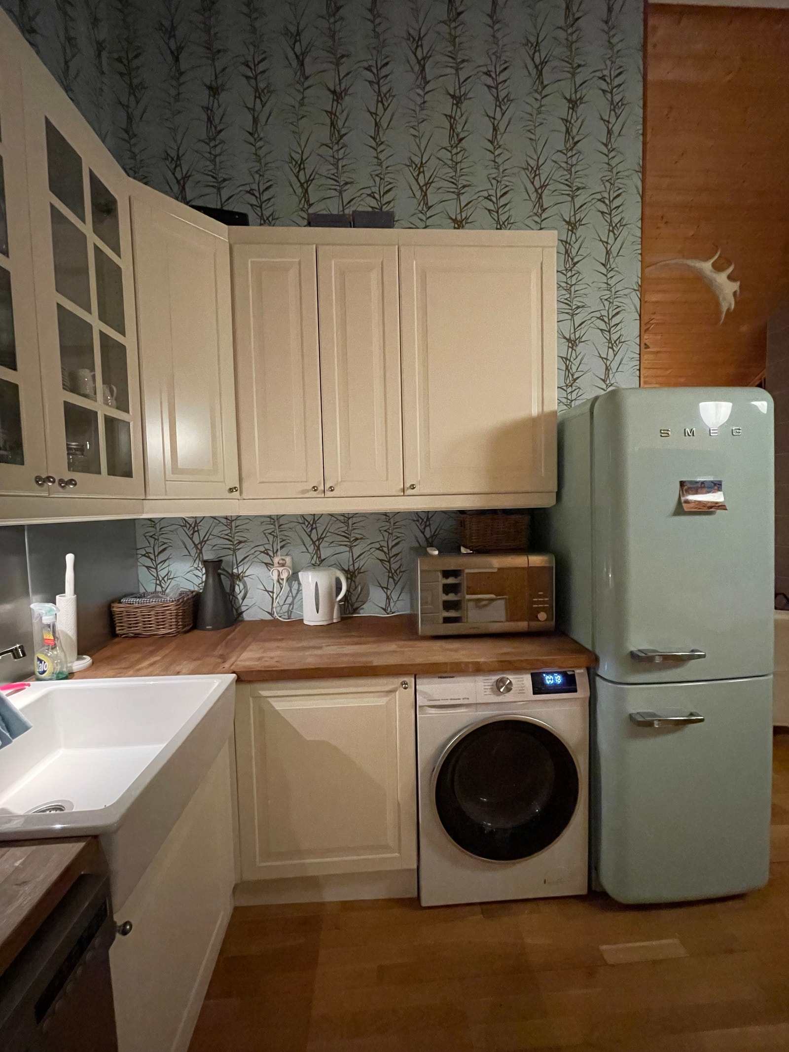 Lyst og fint kjøkken med alt av hvitevarer Galleribilde