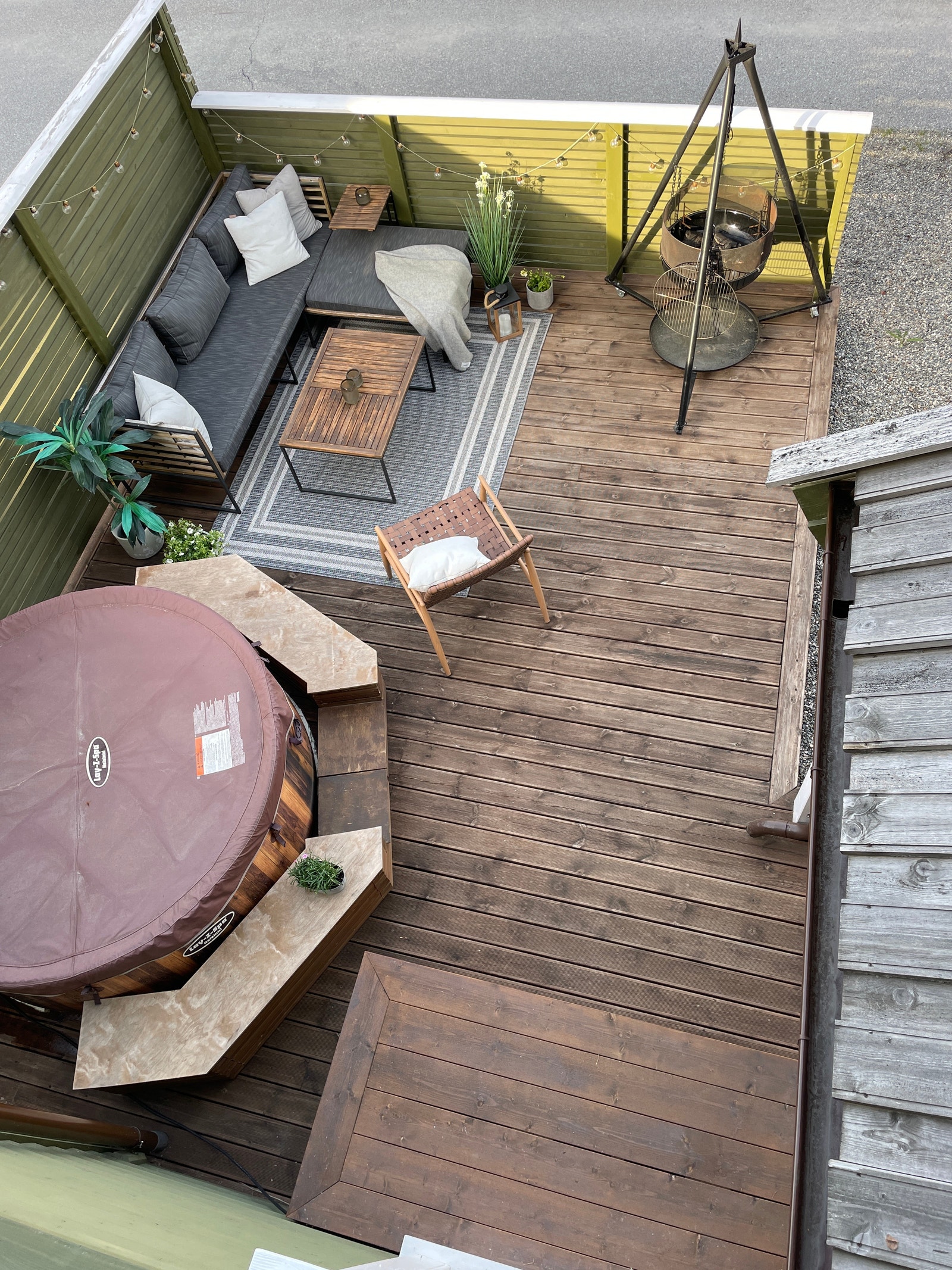 Stor fin uteplass med gode solforhold morgen til ettermiddag. (Jacuzzi for øyeblikket ikke tilgjengelig) Galleribilde