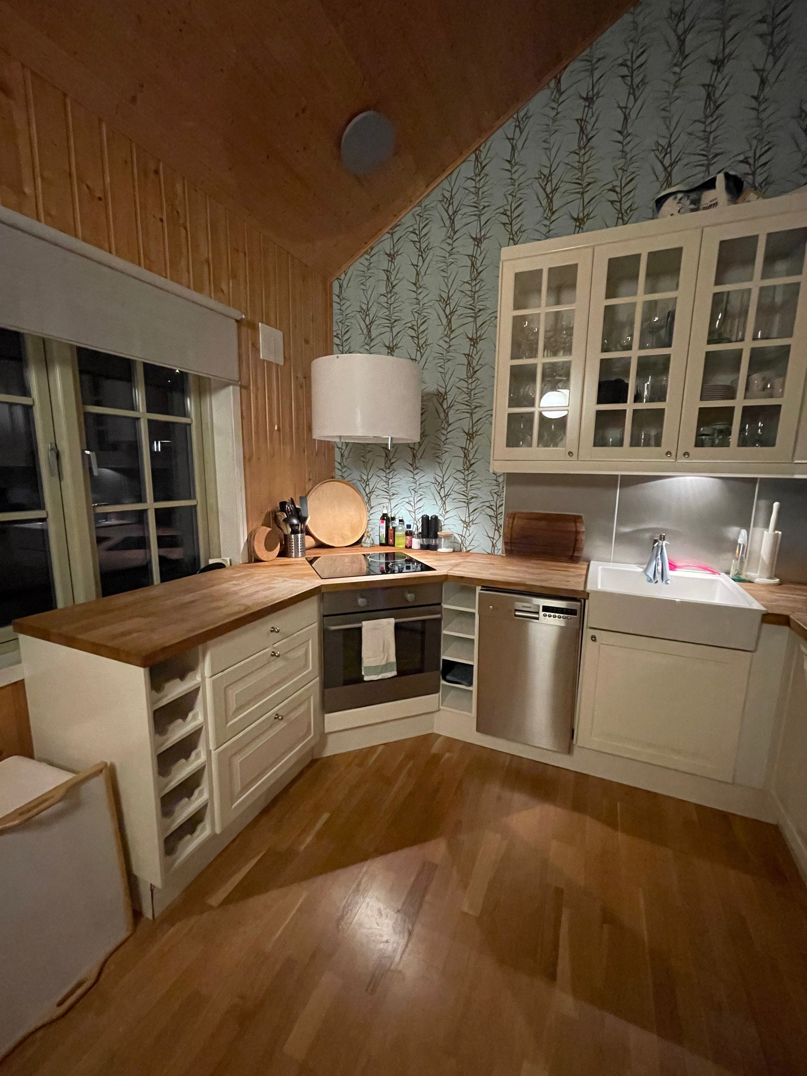 Lyst og fint kjøkken med alt av hvitevarer Galleribilde