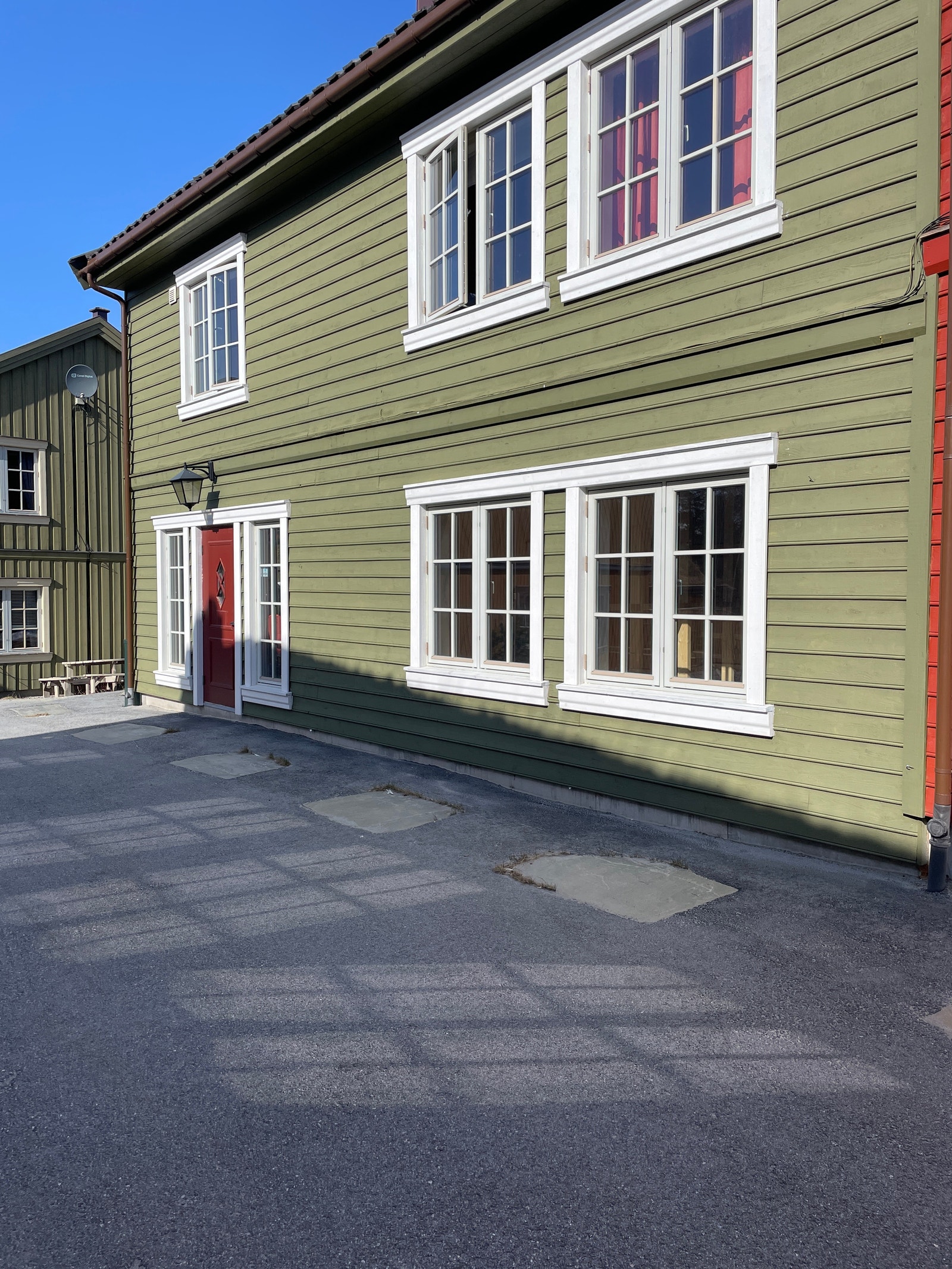 Fasade mot gågate sommer. Hagemøbler til denne siden er også tilgjengelig. Dersom man vil nyte kveldssolen til det fulle. Galleribilde