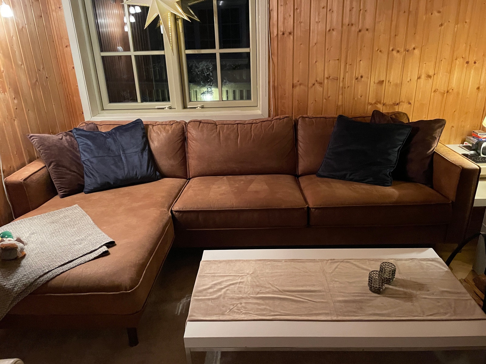 Stue med sofa, bord og 2 lenestoler Galleribilde