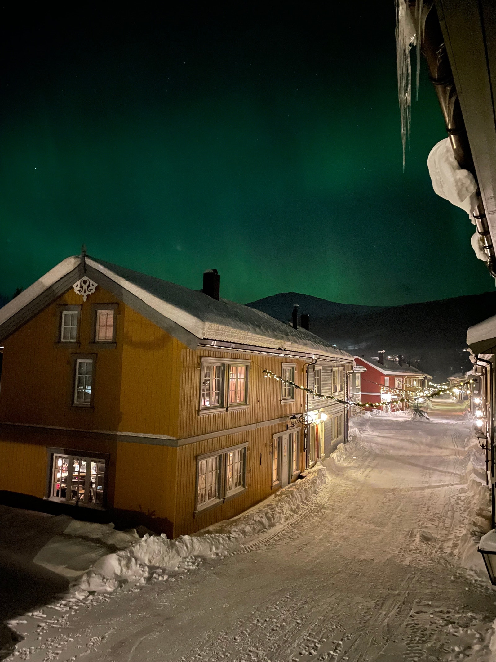 Nordlys, bilde tatt fra stuevinduet. Galleribilde