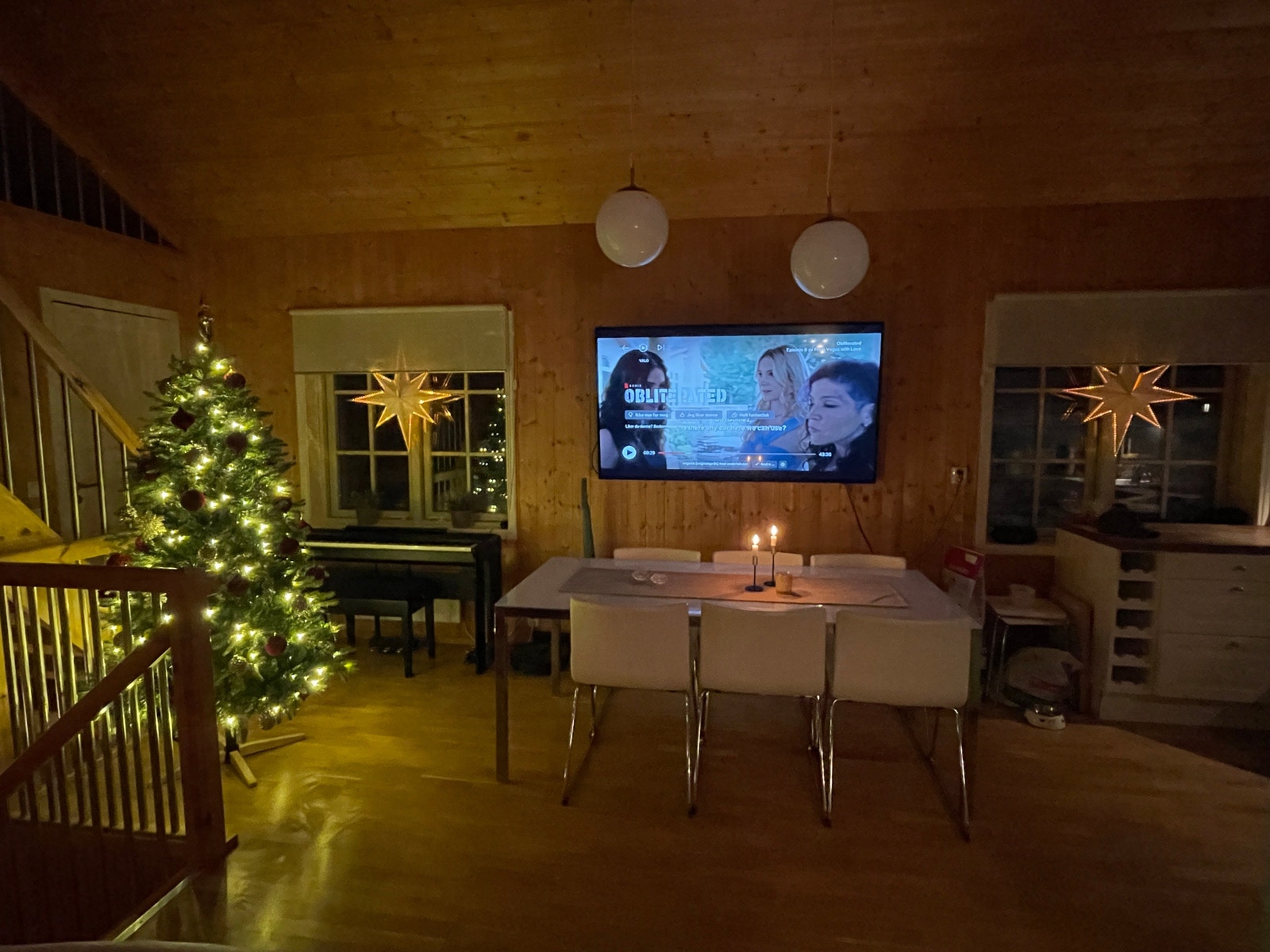 Fra stue mot spisestue. Stor vegghengt TV Galleribilde