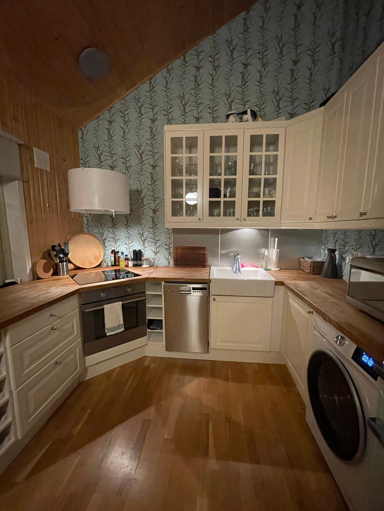 Lyst og fint kjøkken med alt av hvitevarer Galleribilde