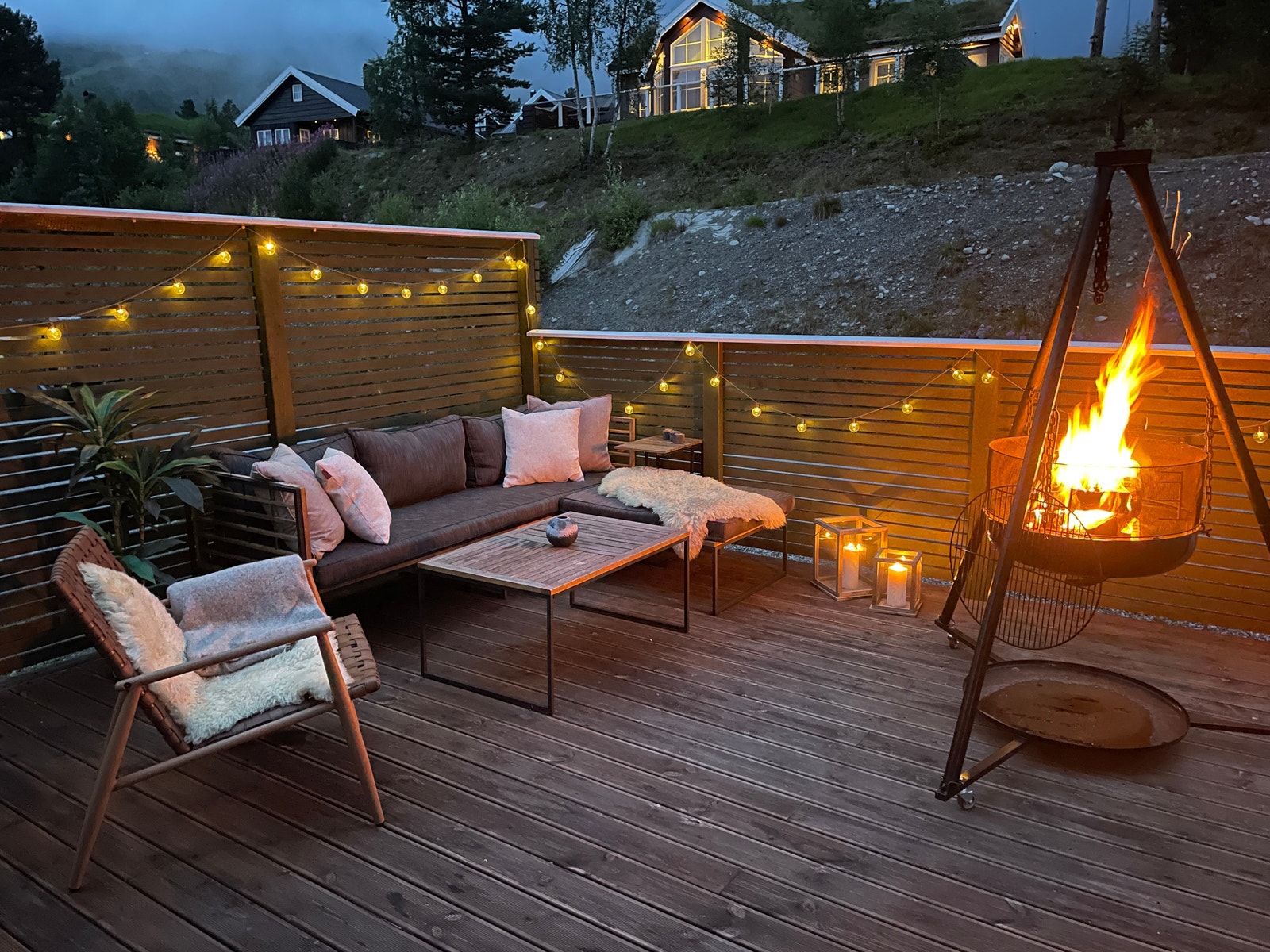 Kjempefin uteplass med bålpanne og grillmuligheter. Galleribilde