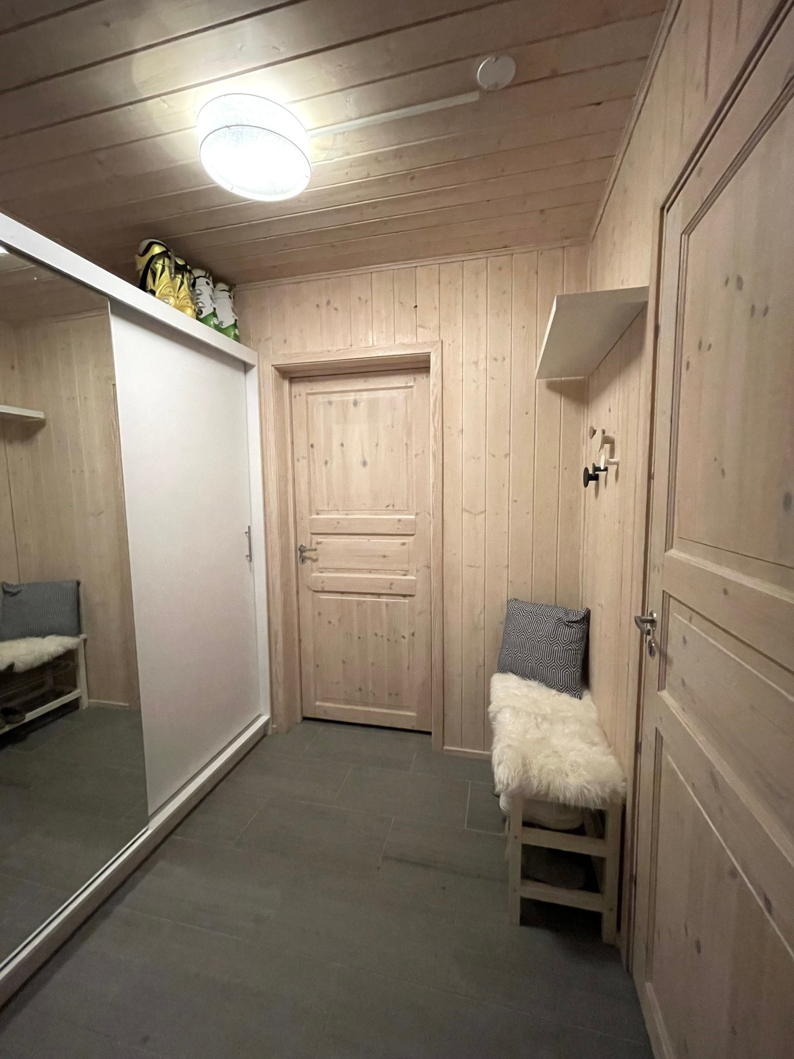 Entre med god plass til oppbevaring. Galleribilde