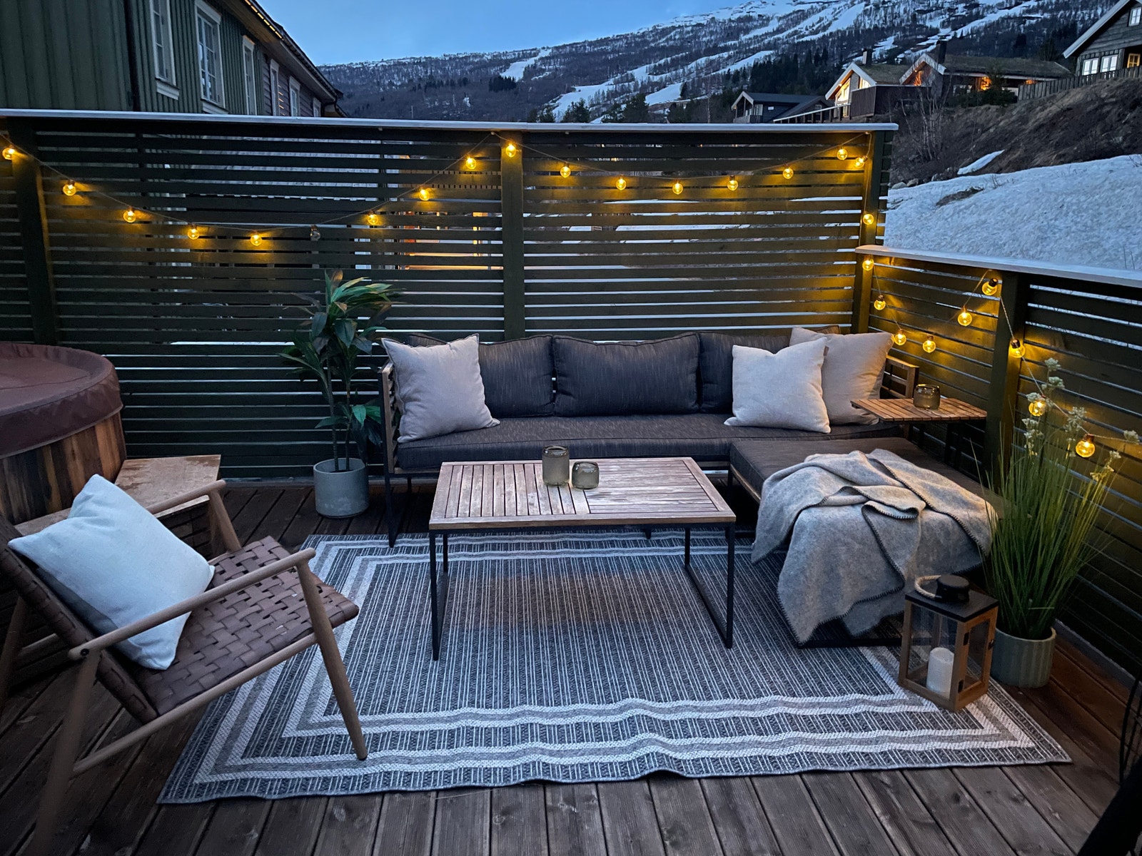 Kjempefin uteplass med bålpanne og grillmuligheter. Galleribilde