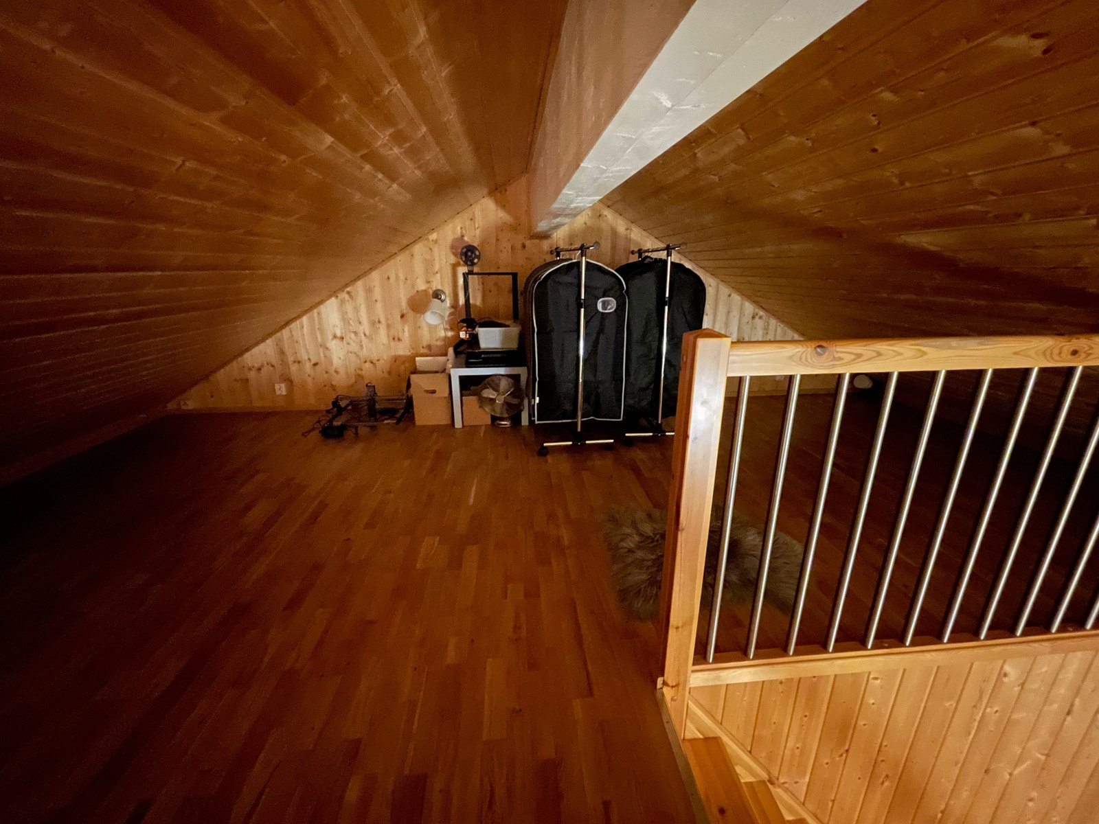 Hems/loftstue med god oppbevaringsplass eller mulighet for opp til 5-6 ekstra sengeplasser. Galleribilde