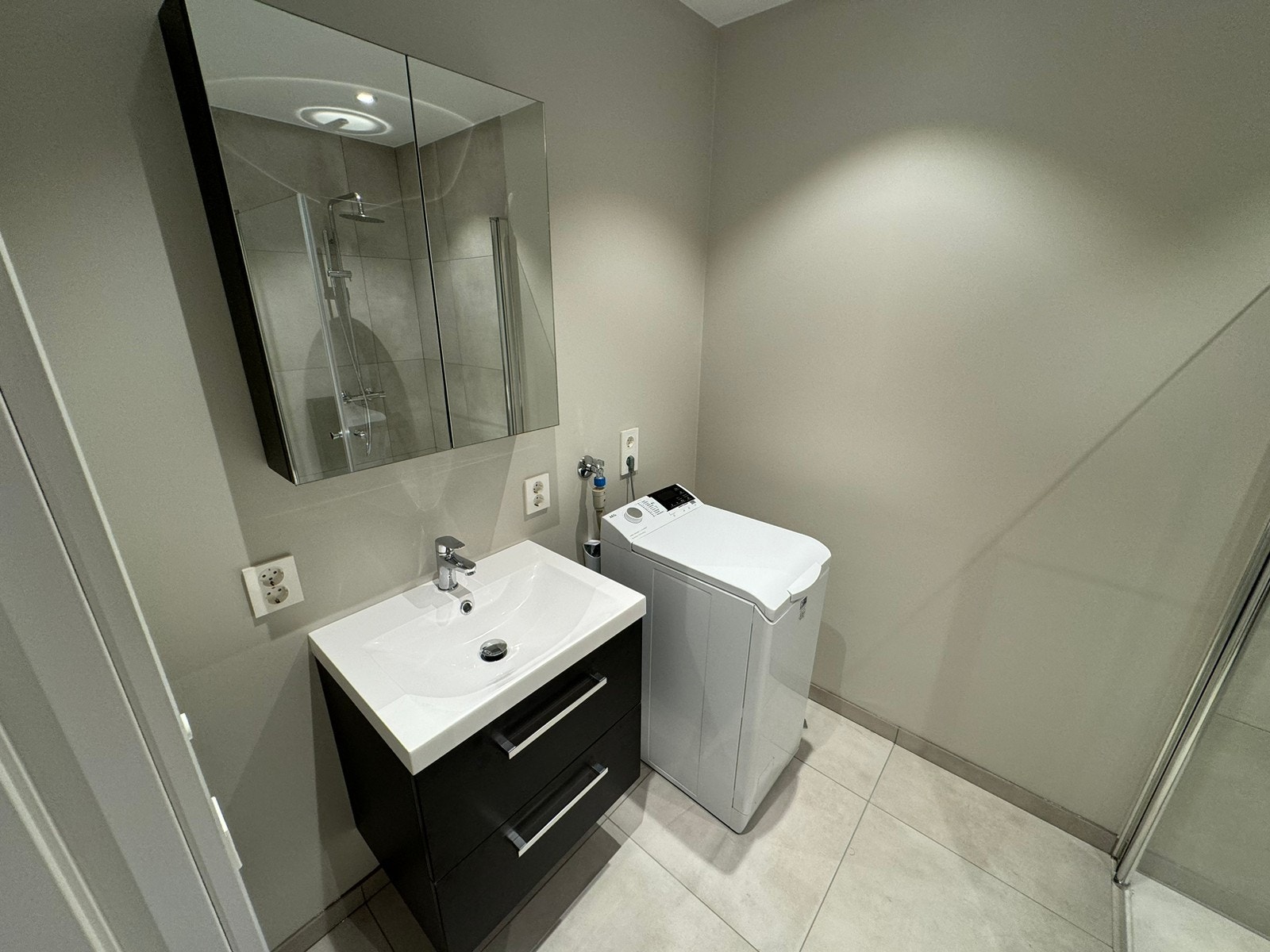 Speilskap og vaskemaskin Galleribilde