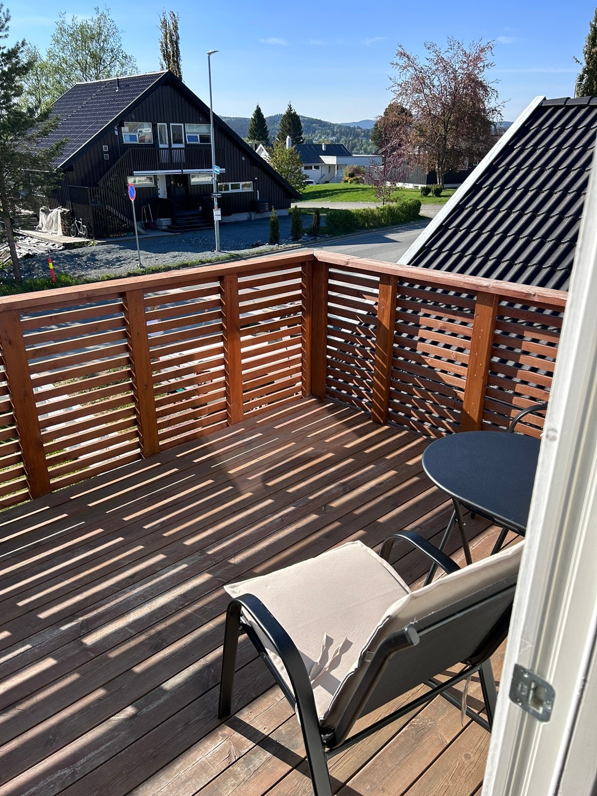 Balkong med sol til langt på kvelden Galleribilde