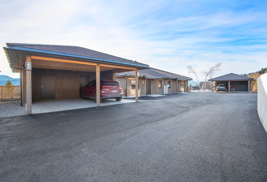 Alle leilegheiter har ein parkeringsplass i carport med sportsbod i bakkant. Galleribilde