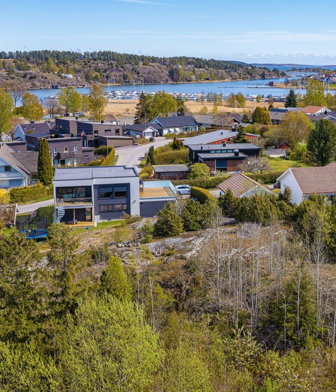 Dronebilde mot Ekenessundet. Tønsberg/Nøtterøy skjærgården en kort spasertur unna tomten. Galleribilde