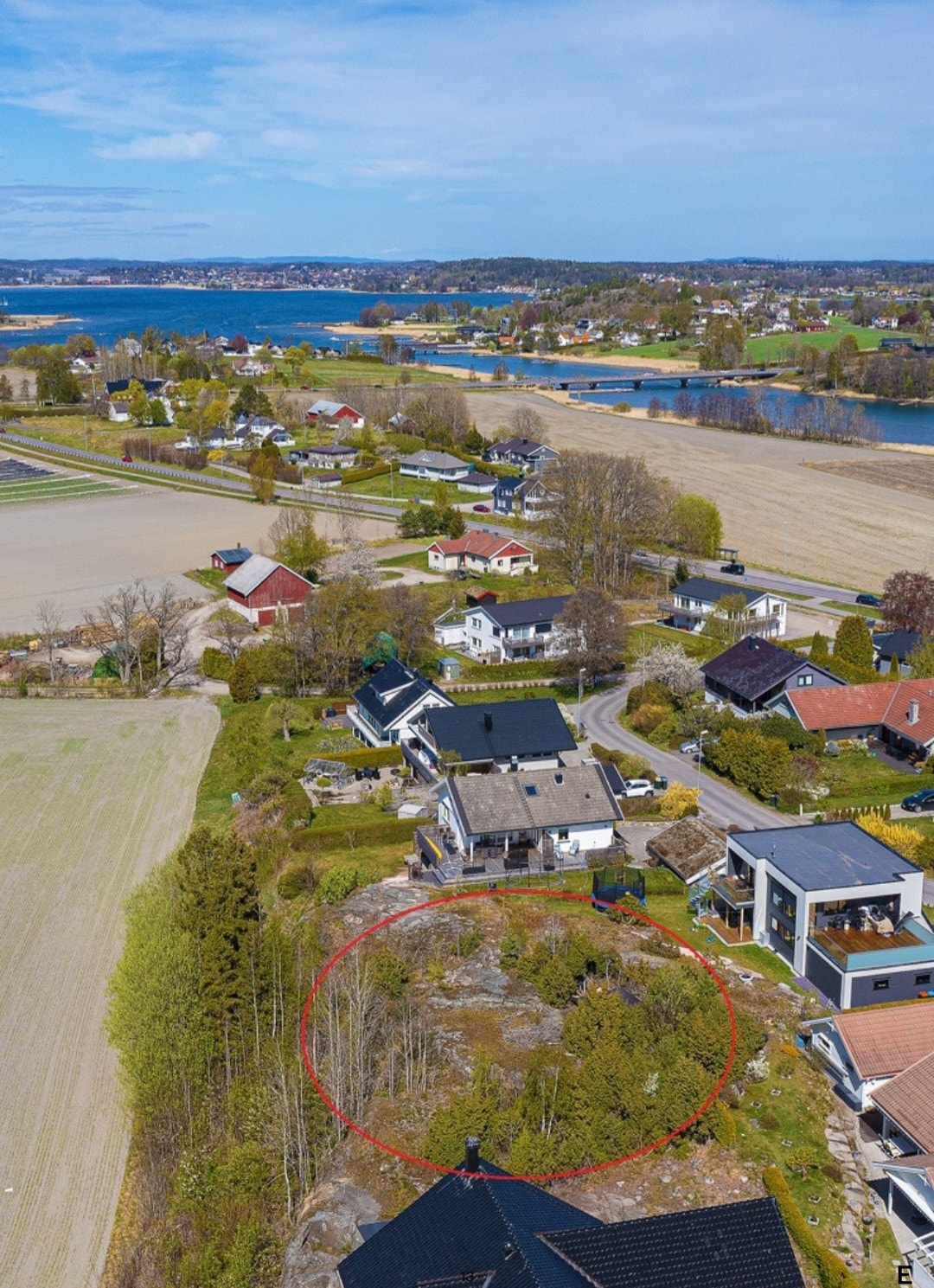 Tomt markert med rød ring. Vestvendt med maks solforhold. Usjenert og sjøglimt. Galleribilde