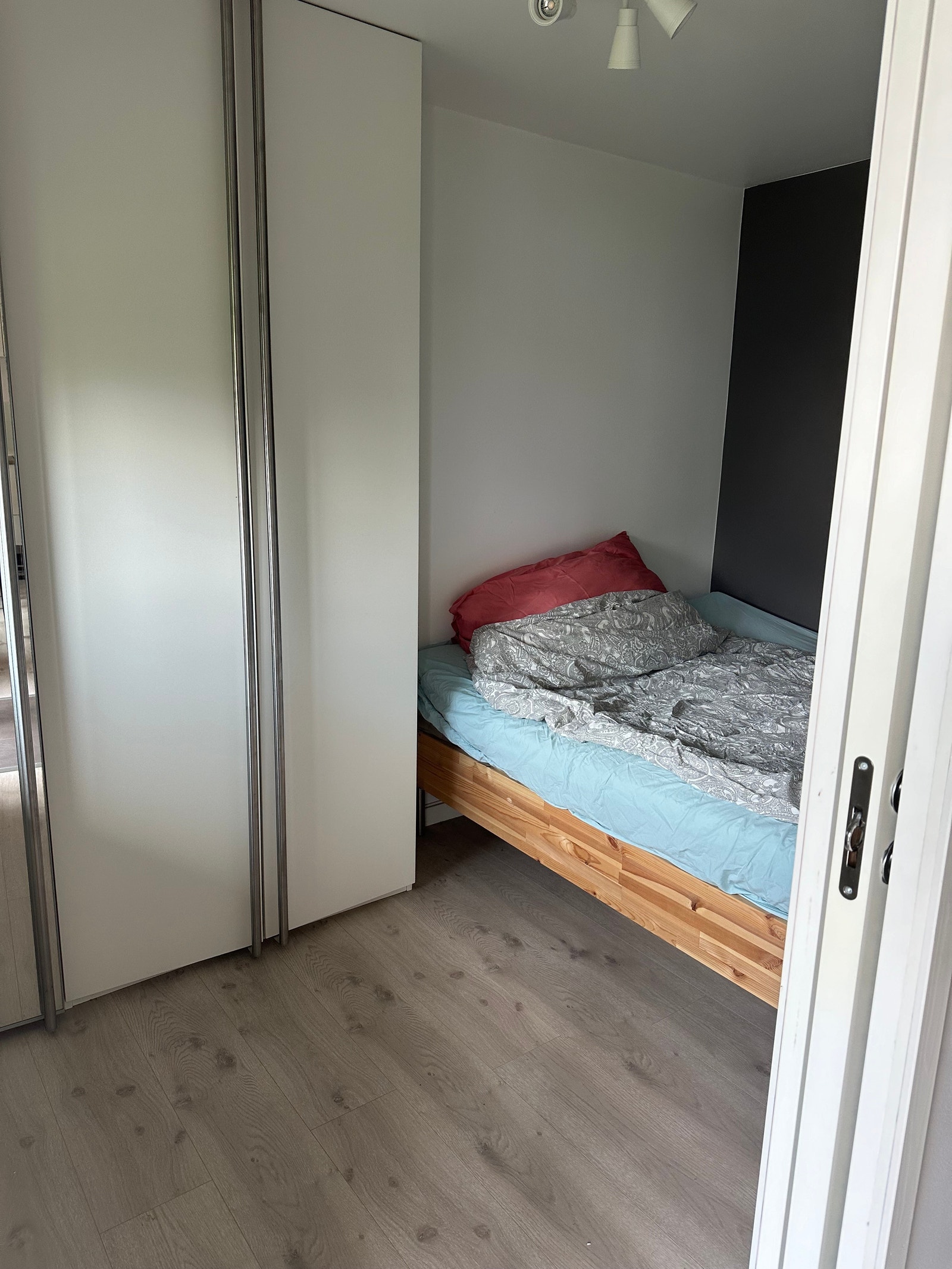 Soverom. Dobbelt garderobeskap Galleribilde