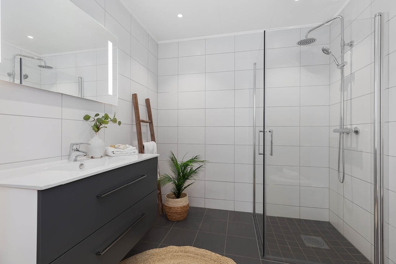 Bad med skuffeinnredning, vegghengt toalett og dusj. Foto fra rekkehus type A i byggetrinn 2 Galleribilde