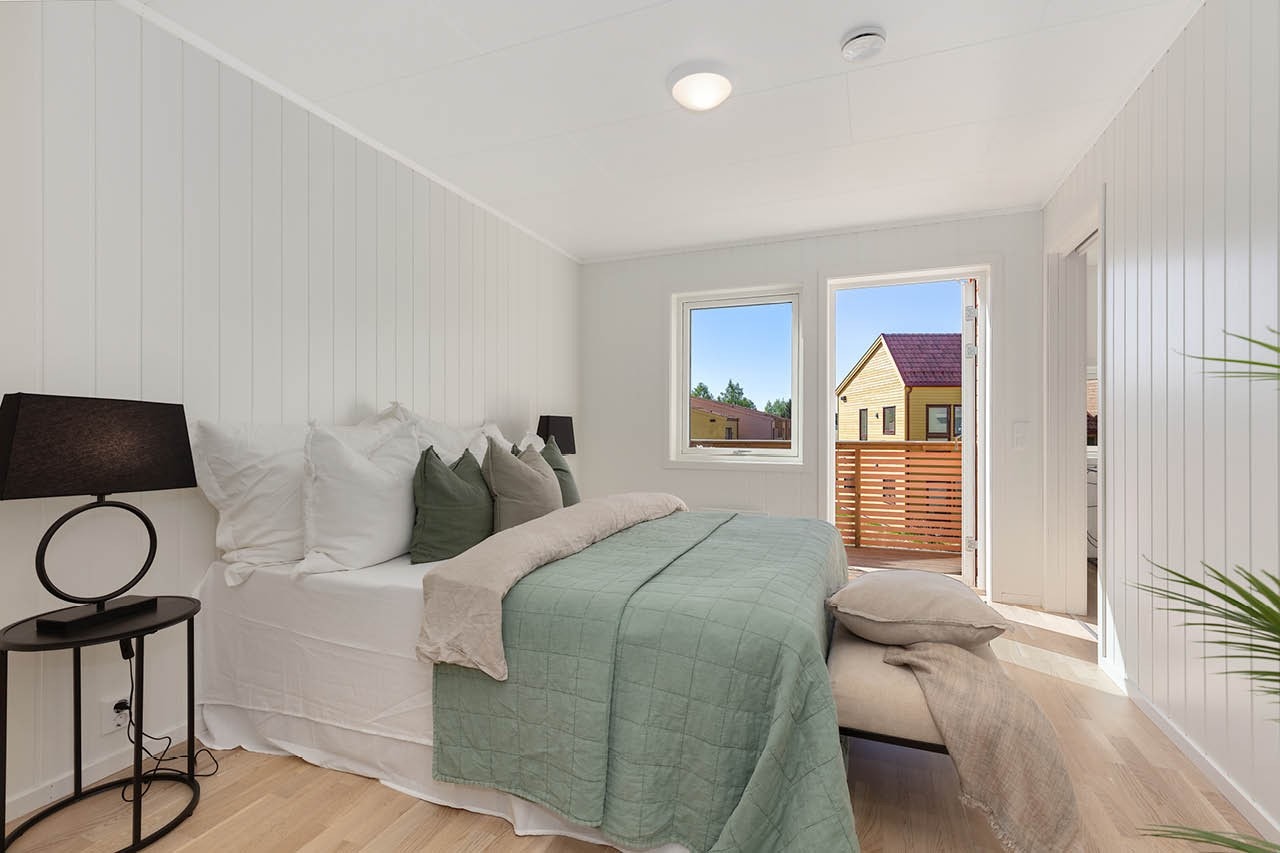 Utgang til hyggelig luftebalkong fra hovedsoverom. Foto fra rekkehus type A i byggetrinn 2 Galleribilde