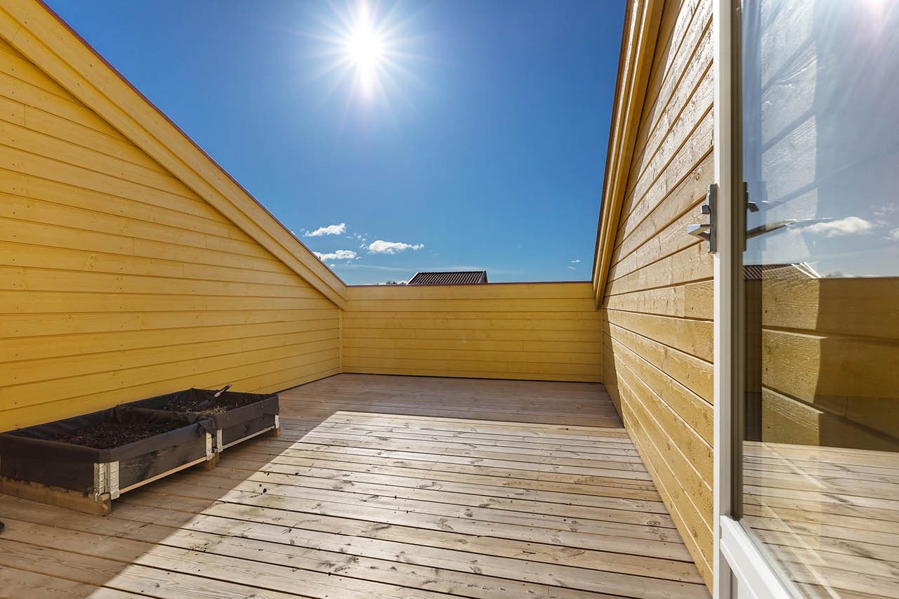 Utgang fra loftstue til romslig takterrasse i 3. etasje. Foto fra samme boligtype i byggetrinn 2. Se fargeplan Galleribilde